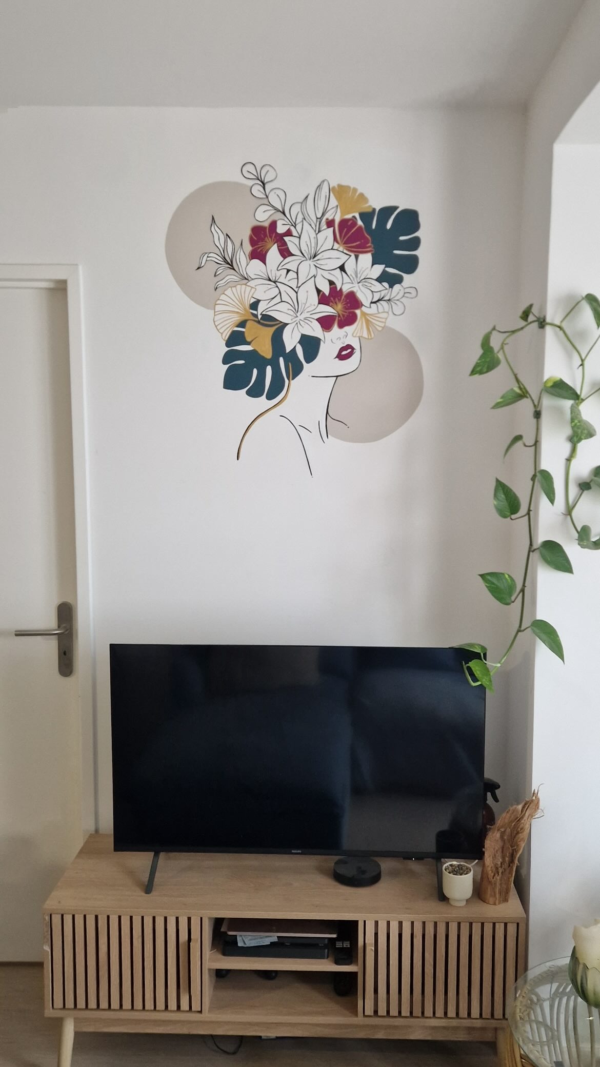 La petite dernière fresque murale 💜
Quand Elise m’a contacté pour réaliser un portrait réaliste et fleuri, j’ai hésité. Le réalisme pur, ce n’est pas (encore) mon terrain de jeu. Mais on a discuté, on a mixé ses envies et ma patte, et l’alchimie a pris. Et la confiance aussi !!
Un buste de femme, des lys, des pavots, de l’or et du bleu... un combo plein de détails et de traits fins qui m’a demandé une concentration totale (mes yeux s’en souviennent encore ! 😅). J’ai même testé pour la première fois la technique du pounce pad pour le tracé : un gain de temps fou, même s’il me reste des secrets à percer !
Résultat : une fresque terminée à la nuit tombée, mais une immense fierté. Merci encore Elise! J’espère que cette “petite dame” t’apportera un peu de soleil à chaque fois que tu rentreras chez toi, surtout par ce temps pluvieux.
Je l’aime trop, elle est trop belle 🪷