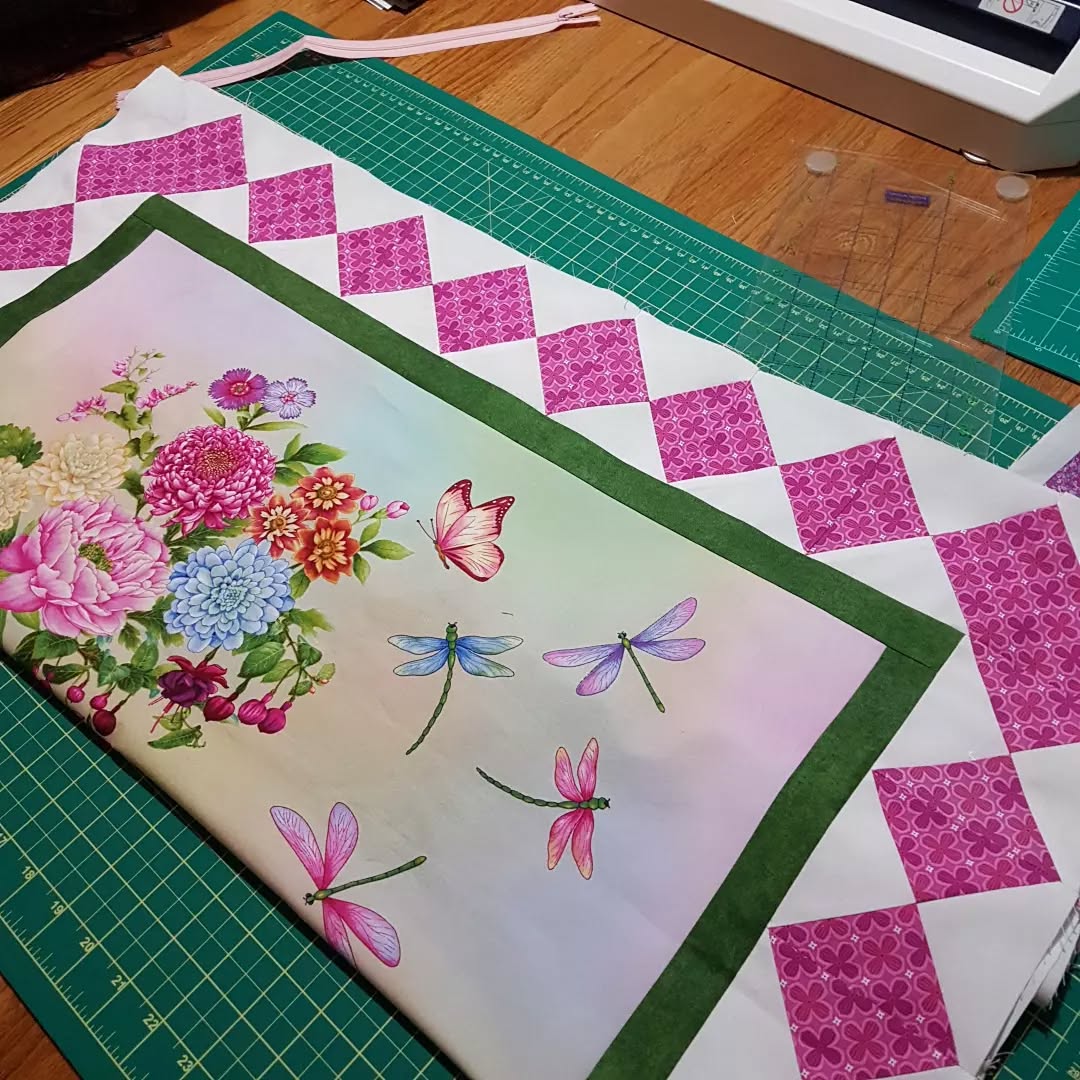 It's been far too long since I've posted anything. Amazing how life can get so busy! It just kind of sneaks up on you and before you know it it's been over a year since your last post!!! Oh my goodness!!
With everything that's going on in the world right now I thought I would share this happy little quilt I'm working on for our quilt guilds charity society.
#quiltingismypassion #longarmquilter #quiltersinvictoriabc #quiltersofinstagram #canadianquilter #happyquilts