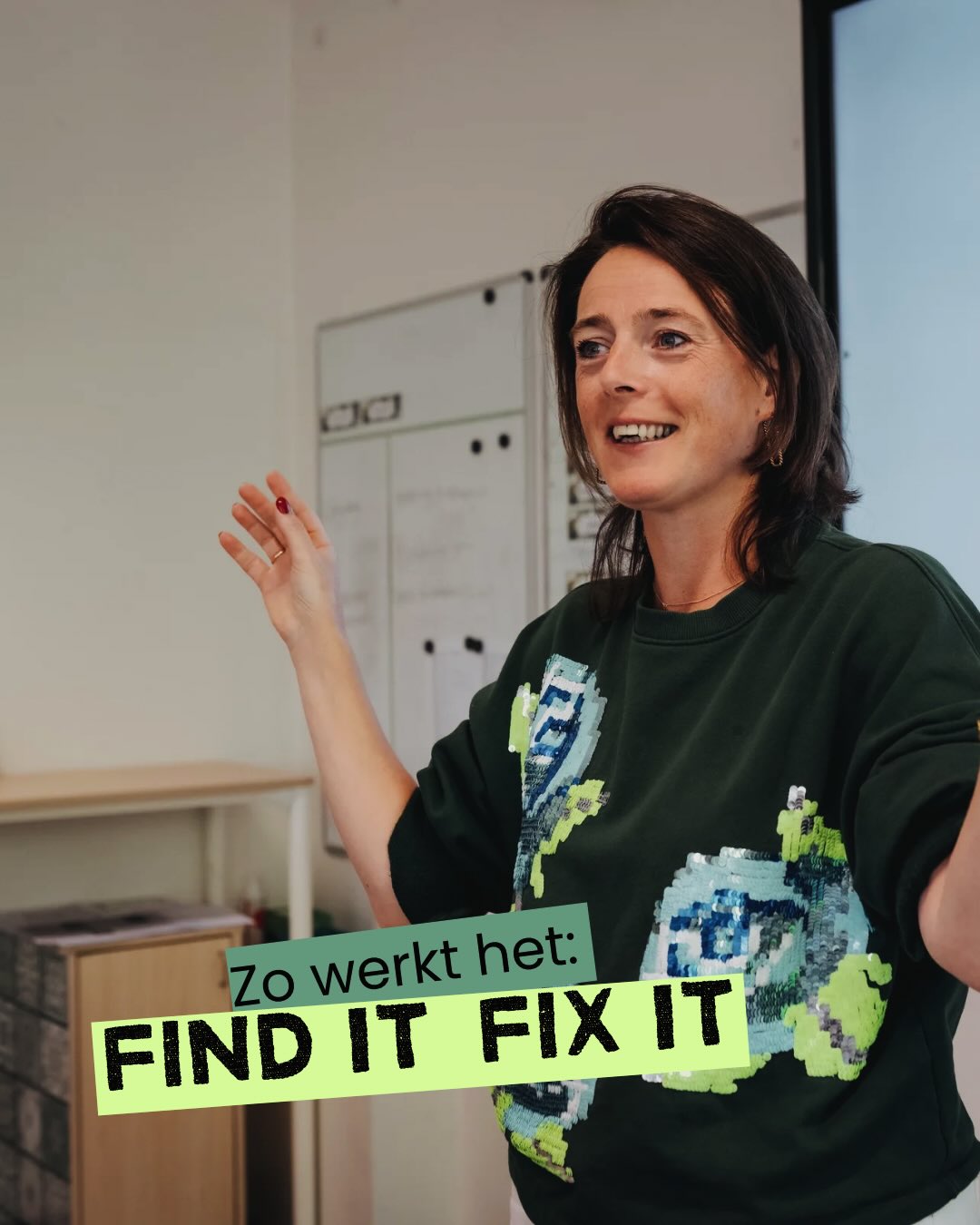 🔥 Tip van de week!
Laat leerlingen op zoek gaan naar de fout én deze verbeteren.
De werkvorm Find it fix it werkt als volgt. Je maakt een raster van 3 bij 3 vakken op het bord. In elk vak plaats je een stelling of een som met antwoord. Een aantal van deze stellingen of sommen moet goed zijn en een aantal is fout.
De leerlingen krijgen dit raster te zien. Aan hen de opdracht om per vak aan te geven of de stelling goed is of fout. Is deze volgens hen fout? Laat ze dan ook opschrijven wat er fout is en laat ze de stelling of de som verbeteren. Dit doen ze in stilte en dus alleen.
Vervolgens laat je leerlingen met elkaar hun antwoorden vergelijken. Daarna laat je het raster nogmaals zien maar nu is elk vak gekleurd, groen voor goed en rood voor fout. Leerlingen vergelijken hun antwoorden met dat wat op het bord staat en bespreken met elkaar of en waarom het wel of niet klopt wat ze zelf hebben opgeschreven.
Tijdens het rondlopen heb je zelf al gezien in hoeverre leerlingen het goed hebben gemaakt. Je kunt hierna natuurlijk alles bespreken maar je kunt er ook voor kiezen alleen de stellingen te bespreken waar veel fouten in gemaakt zijn of die waar je nog extra plenair de aandacht op wil richten.
Je kunt deze werkvorm inzetten:
aan de start van een herhalingsles om te bepalen wie er nog behoefte heeft aan instructie;
als opdracht voor het activeren van de voorkennis;
om aan het einde van een hoofdstuk de opgedane kennis te herhalen en te controleren;
bij een les woordenschat als jij-fase;
in een vergadering om de kennis uit een training te herhalen;
op heel veel verschillende manieren!
Praktische tip is om leerlingen op hun wisbordje het raster over te laten namen, de vakjes te nummeren en per vakje met een krul/kruis/vraagteken aan te geven of ze denken dat wat er in staat wel of niet klopt of dat ze echt geen idee hebben. Op die manier heb je tijdens het rondlopen snel overzicht over de beheersing.
Met dank aan Flemming de Graaf voor de inspiratie. Hij zette deze werkvorm in tijdens de training Formatief handelen in het PO waarin ik met hem meekeek om te leren.