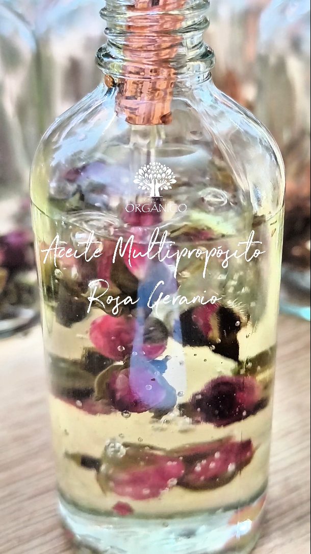 Aceite Multipropósito Rosa Geranio
Un aceite ligero y versátil que nutre suavemente sin sensación pesada🌹
Ideal para cuerpo, puntas del cabello y zonas que necesitan un toque extra de suavidad.
Su aroma floral proviene del aceite esencial de Rosa Geranio, conocido por sus propiedades equilibrantes y calmantes.
Perfecto para usar después del baño, en masajes suaves o como toque final en las puntas del cabello para aportar brillo natural
#rosas #aceitecorporal #organico #natural #cosmeticanatural