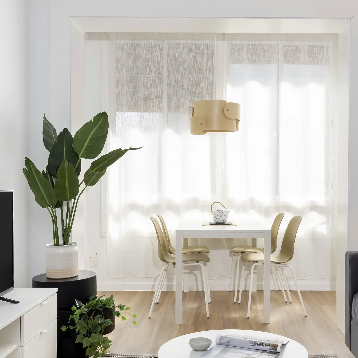 Es aconsejable ser detallista y elegir tonos y colores bien combinados, aires tranquilos y espacios despejados sin demasiados muebles y objetos bien elegidos para recibir a nuestros invitados.
#interiorismo #decoraciondeinteriores #detalles #homestaging #homedesign #home #intetiordesign #interiorslover #interiordesigner #interiorismoydecoracion