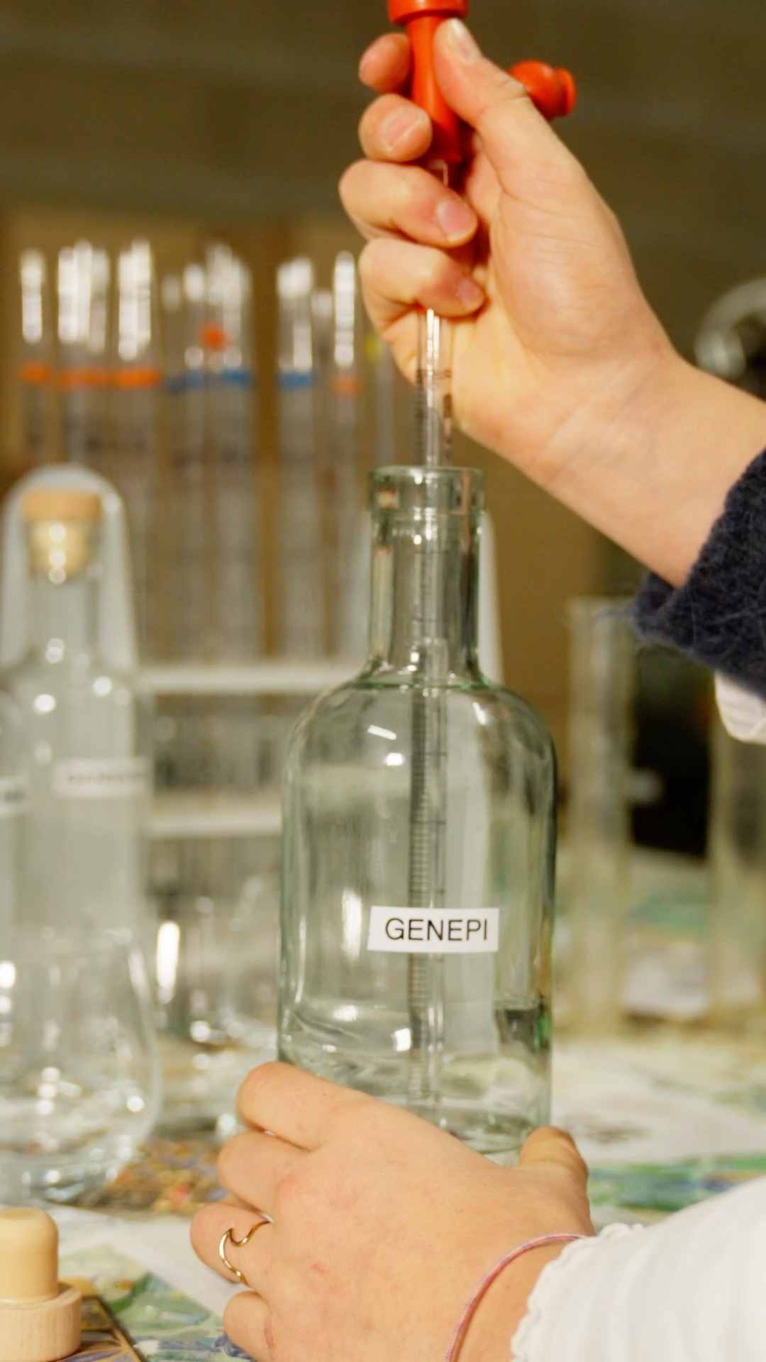 On croit qu’un gin se résume aux plantes qui s’expriment. La vérité est plus subtile.
Gin Haize – Édition Montagne repose sur une architecture botanique précise : certaines plantes signent l’identité aromatique, tandis que d’autres, invisibles en dégustation, stabilisent l’ensemble et évitent les antagonismes naturels entre botaniques.
Cette maîtrise fine de la science des plantes permet de créer un équilibre vivant, où la complexité reste lisible et élégante.
Membres du Collège Culinaire de France, nous défendons une approche artisanale exigeante, où la précision technique sert l’émotion.
Gin Haize – Édition Montagne, l’équilibre que l’on ressent sans toujours le voir.
L’abus d’alcool est dangereux pour la santé, à consommer avec modération.