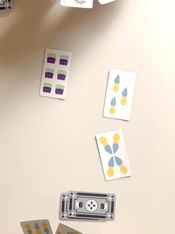 al CHÊRT
AT CUNT TANT CM AL DU D’COP QUAND BRESCLA L’E BASTOUN
Questo mazzo viene da lontano, quando mia nonna mi insegnava a giocare a rubamazzo sul tavolo di cucina, e va ad aggiungersi al patrimonio di carte regionali - tradizione fortemente radicata nel nostro paese - in una versione tutta emiliana, è il pretesto per raccontare il sapere di donne, uomini e bambini di questa terra, i suoi prodotti e i suoi strumenti. I semi da cui la nostra tradizione nasce e cresce.
#reggioemilia #carteregionali #briscola