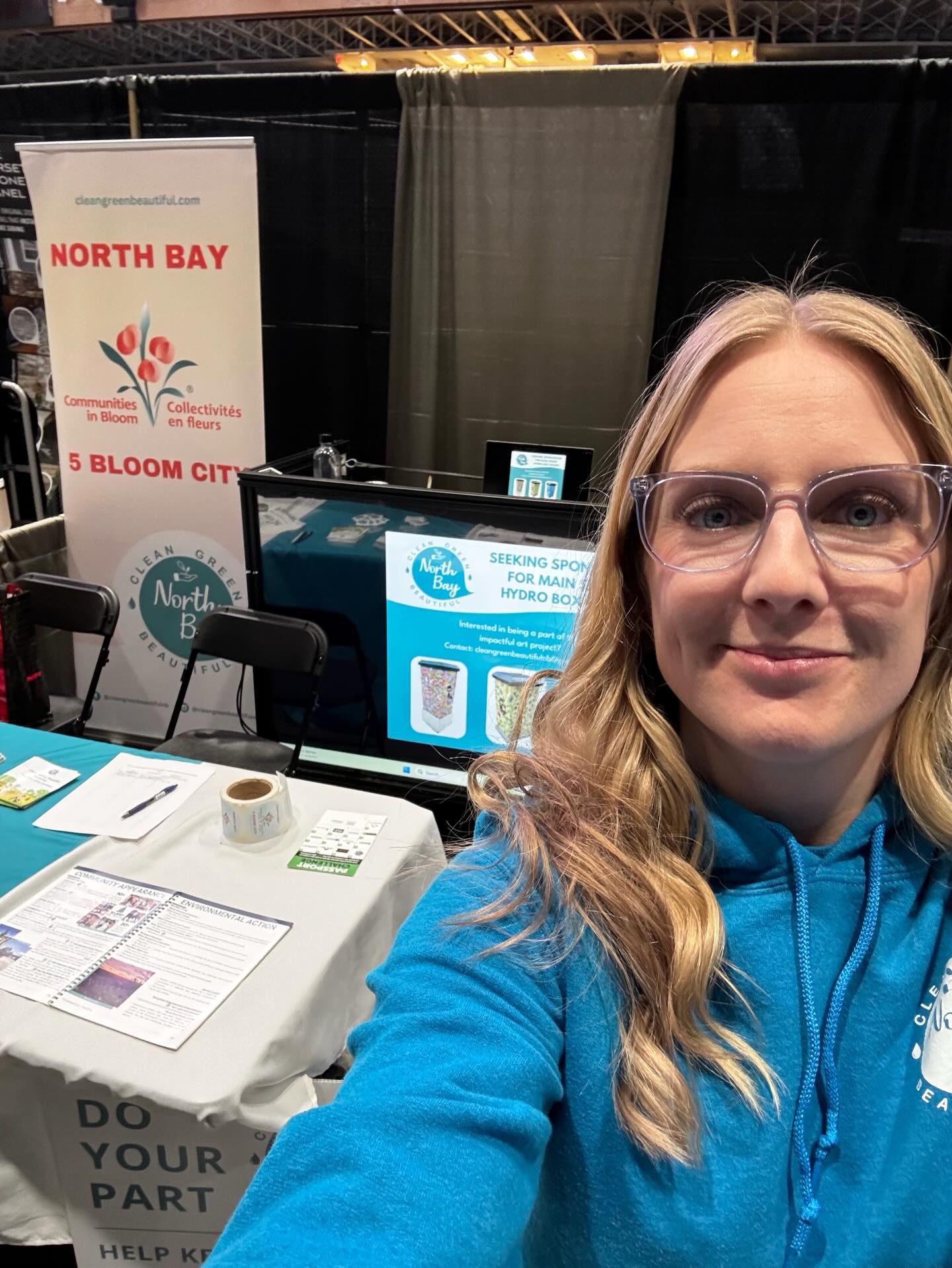 Wrapping up Saturday at the @northbayexpo with @cleangreenbeautifulnb ♻️💚 Lots of businesses, organizations, people and dogs(!!) were out shopping and learning. Make sure to come by tomorrow (Sunday) for the final day of the expo!