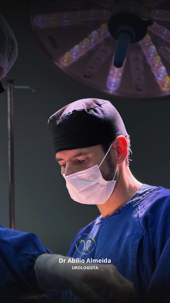 PSA alto não é sinônimo de câncer. E PSA normal também não é garantia de que está tudo certo.”
O exame de PSA é uma ferramenta importante, mas ele não fecha diagnóstico sozinho. Existem outros fatores que precisam ser avaliados: exame físico, histórico do paciente, idade, sintomas e, quando necessário, exames complementares.
Medicina não é sobre olhar um número isolado.
É sobre analisar o paciente como um todo.
Informação salva vidas. Faça acompanhamento regular com seu urologista.