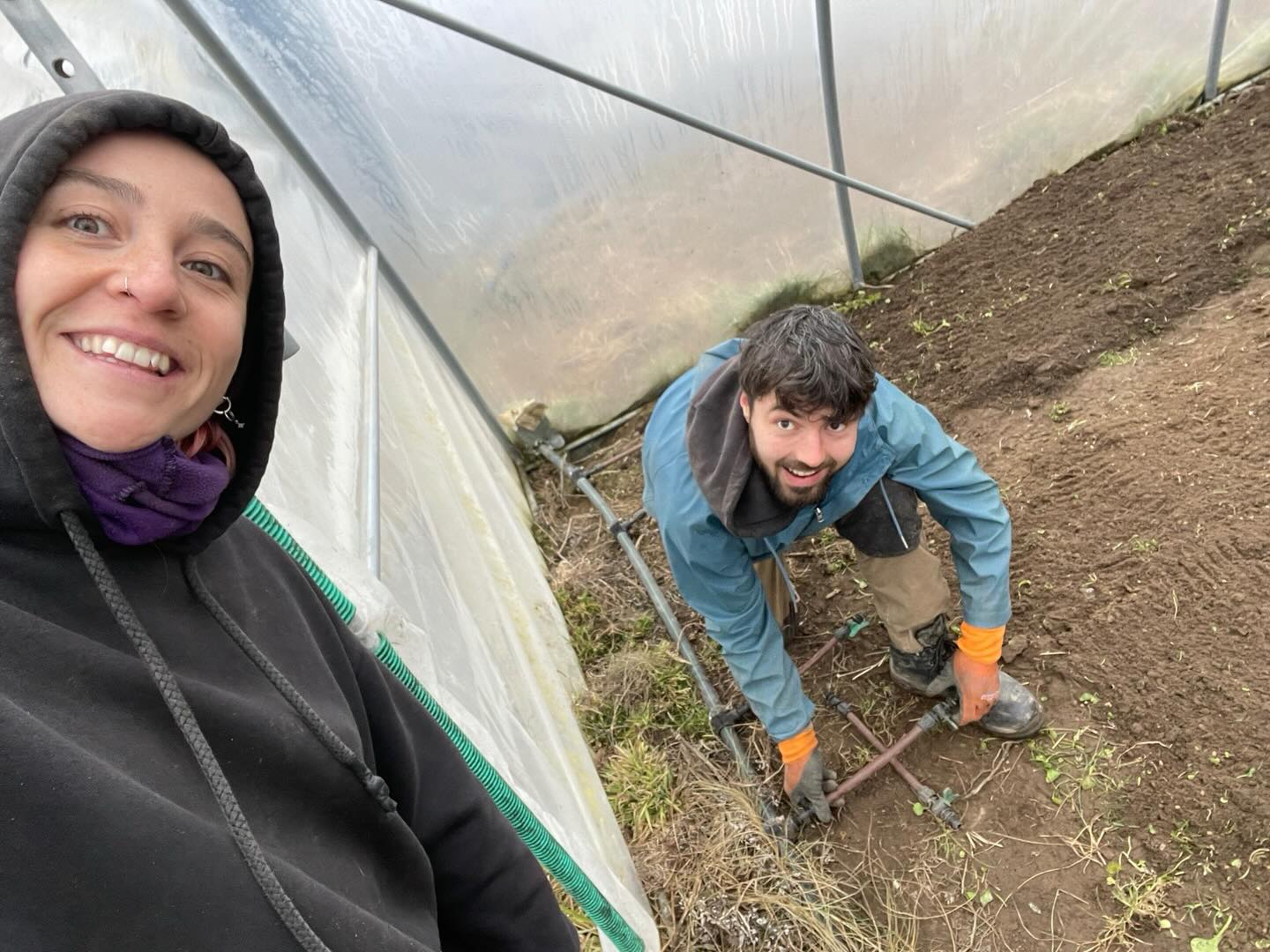 „Endlich können wir wieder auf dem Feld arbeiten. Körperliche Arbeit macht uns Spaß!“, sagen Lucy und Christian, 2 von unserem tollen Gartenteam. #solawi #regionalesgemüse #springiscoming #frischvomfeld #gärtnerinnenglück