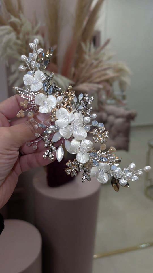 Si ya tienes tu vestido…
este es el tipo de detalle que puede elevarlo sin sobrecargarlo.
Disponible en nuestra línea Essence.
Envíame foto de tu vestido, y te digo si es para ti ✨️
#weddinghairpiece #weddinghairstyle #tocadosnovia #bridetobe #engaged