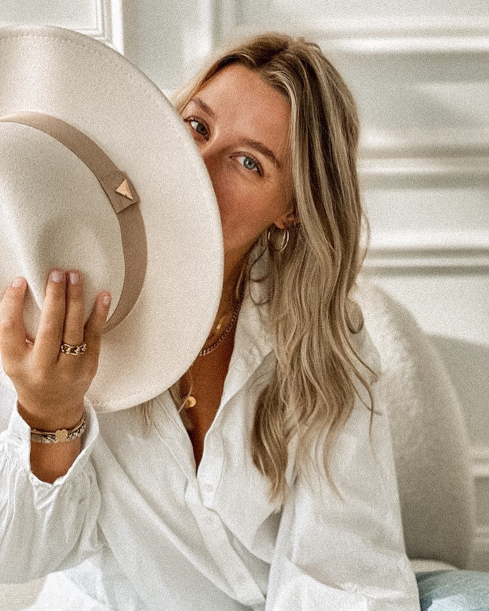 ICH BIN DANN MAL WEG 🤍 Ihr Lieben, hier ist es aktuell sehr ruhig und genau deshalb wollte ich mich kurz bei euch melden. Ich hatte ja bereits angekündigt, dass ich all meine Design Tätigkeiten auf ein Minimum reduzieren werde. Nicht weil ich es nicht mehr liebe, sondern weil ich aktuell aus privaten Gründen mit all meinen Fokus gebraucht werde. Gerade als Projektor merke ich immer wieder, wie wichtig es ist seine Energie ganz bewusst einzusetzen und nicht immer und überall auf jeder Party zu tanzen. Was ich wirklich soooo gerne tue, denn ich liebe meinen Job als Designerin, als Freelancer aber auch im Laden meiner Mama. Ich liebe es für andere da zu sein, ich liebe es überall zu helfen wo ich nur kann. Am liebsten würde ich viel mehr Projekte und Ideen umsetzen - aber letztendlich kommen jeden Tag neue Herausforderungen und Daily Life Struggles. Kennst du das?
Und ich merke wenn ich meine Energie überall habe, ist sie zwar überall ein bisschen aber auch irgendwie nirgendwo… Deshalb versuche ich gerade meine Energie ganz bewusst einzusetzen, wo sie gerade sehr gebraucht wird. Und wenn ich dann mal Zeit hätte zum Designen, nutze ich die Zeit für mich - ganz bewusst - ganz viel Rückzug - ohne Laptop.
Natürlich laufen noch die ein oder anderen Webseiten Projekte im Hintergrund weiter. Zudem habe ich meinen ersten großen Invest in eine Weiterbildung getätigt - Oh, und mein erstes digitales Produkt wird Ende Juli endlich kommen 🤍 Ihr seht .. so viele Pläne. Nicht nur beruflich, sieht es so aus auch privat hat sich ein riesiger Berg angestaut. Den Berg an Plänen und Aufgaben kennt ja eigentlich jeder oder? Auch wenn wir uns wünschten wir könnten alles in unserem Leben immer unter einem Hut kriegen. Fakt ist, es wird immer Phasen geben, in denen sich die Aufgaben zu Bergen aufstauen. Anstatt mich also auf den riesigen Berg zu konzentrieren, fokussiere ich mich auf die kleinen Schritte des Weges hoch zum Berg. Denn es geht nur Schritt für Schritt - stehe für dich ein und nutze deine Energie. Es ist auch okay mal eine zeitlang offline zu sein - also see ya soon!!☝🏼☺️
Wir sehen uns Ende Juli - In Liebe eure Valerie🤍🤍🤍 #comebackstronger