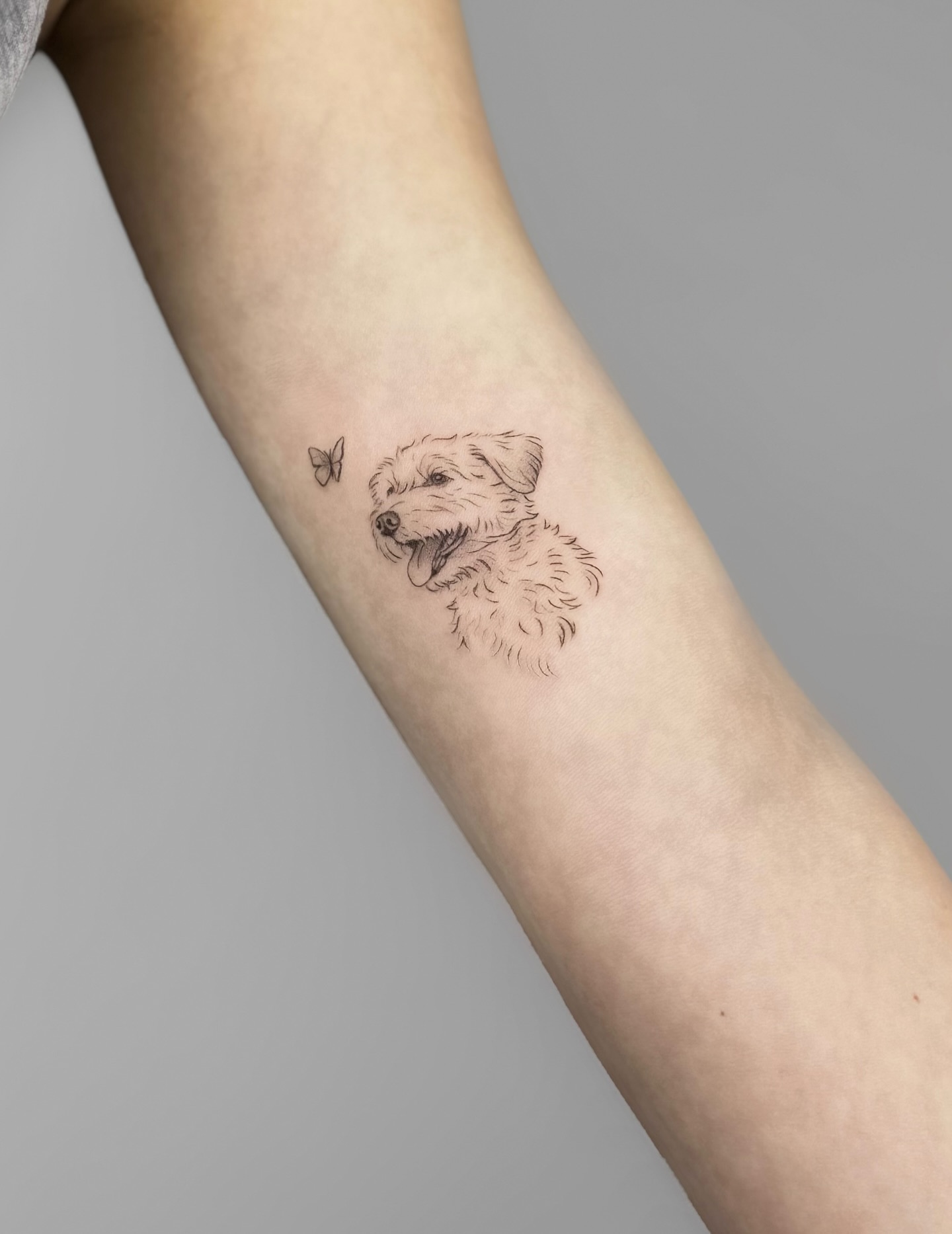 Ein kleines Fineline-Tattoo für einen grossen Lieblingshund. 🐾
Gestochen von @ink.by.leonie