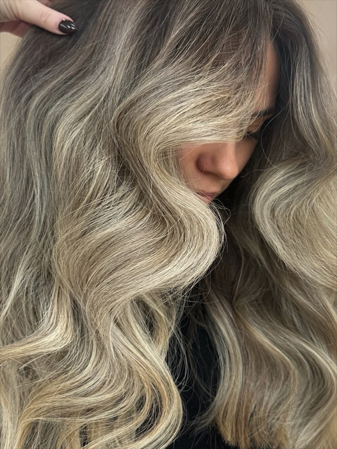 THAT EFFORTLESS BLEND ❤️🔥❤️🔥❤️🔥
“That’s why her hair is so big it’s full of secrets” 😮💨😮💨😮💨
#blendedbalayage #rootmelt #brightblonde