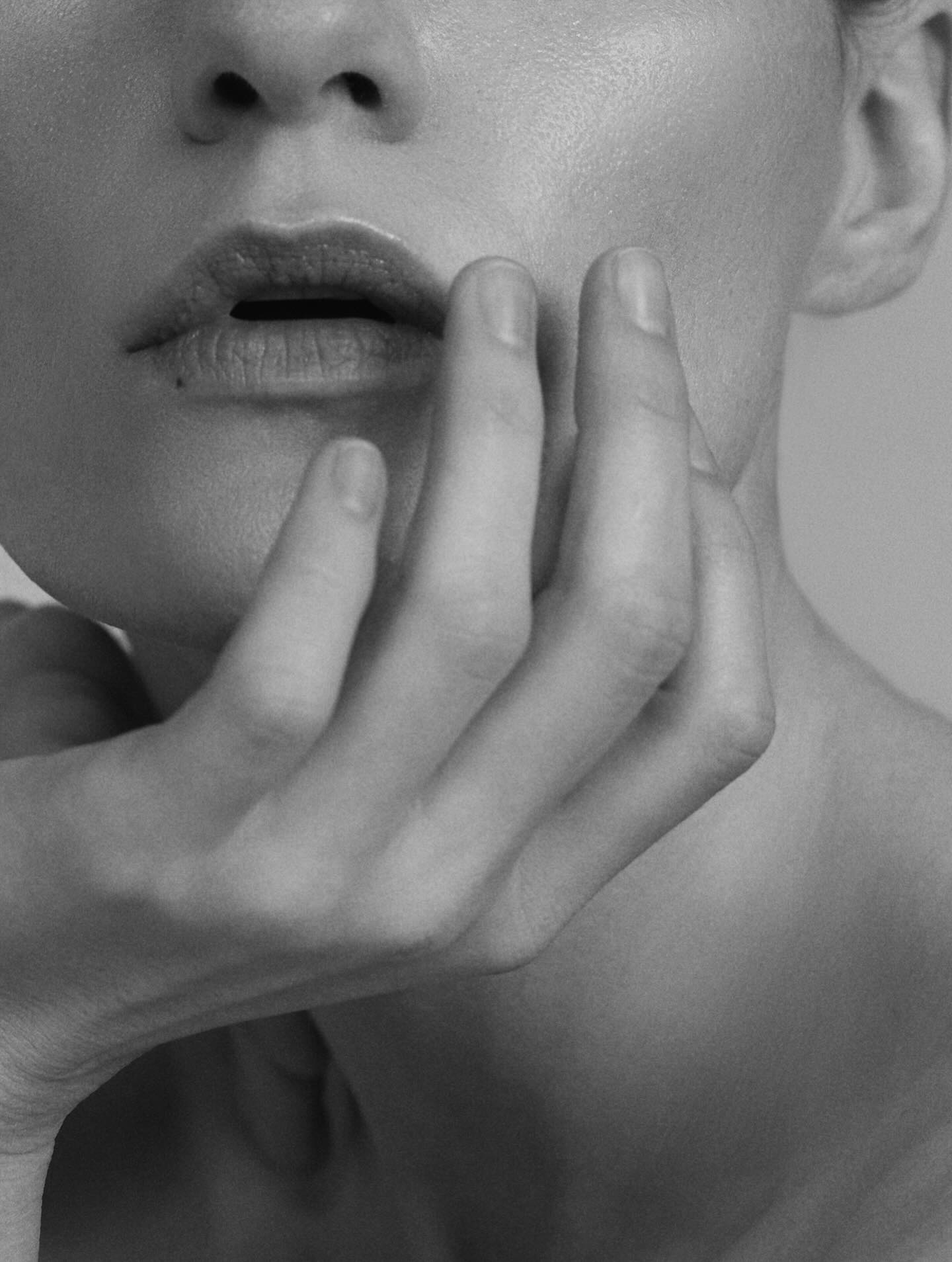 Even in winter’s embrace, the sun holds a quiet power.
Golden Touch Oil is packed with essential fatty acids and antioxidants, empowering your skin with botanical wisdom. Just a few drops create a protective barrier to lock in moisture all day.
Blend it with your moisturizer for an effortless glow or use it alone to wrap your skin in the
essence of nature’s finest oils.
Glow with confidence with this lightweight oil, shielding you from winter’s potent sun.
#future5elements #GoldenTouchOil #WinterSkincare #GlowingSkin #CleanBeauty