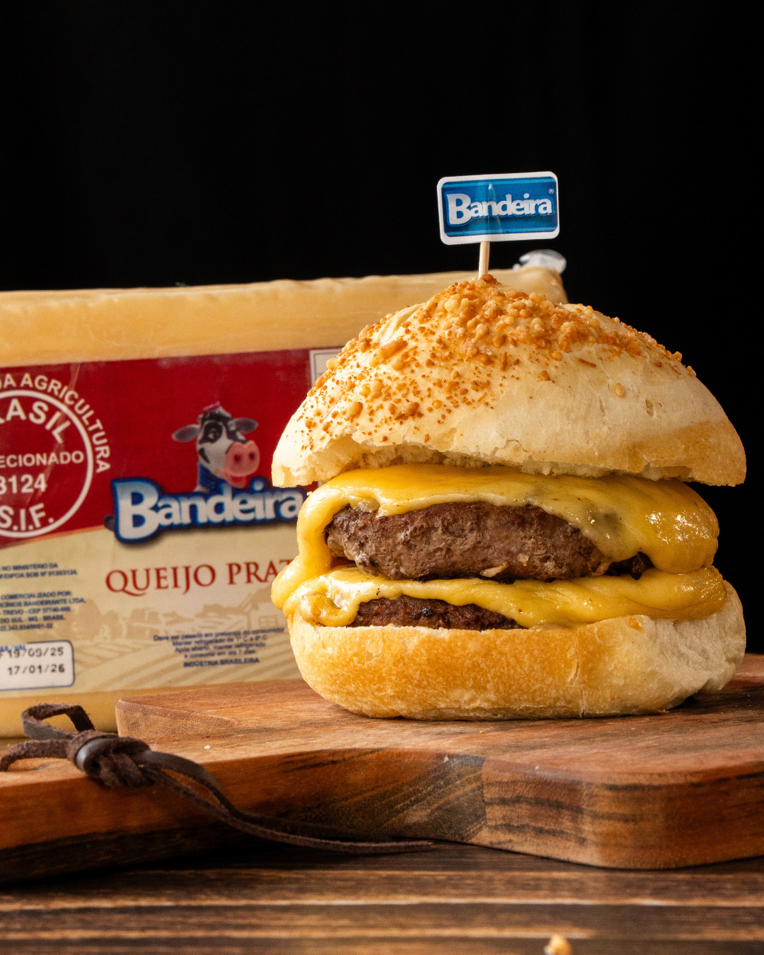 Derrete no ponto certo e envolve cada mordida.
Transformando o hambúrguer em experiência, o queijo prato Queijos Bandeira é o parceiro ideal para qualquer tipo de hambúrguer.
Clássico, suculento e irresistível.