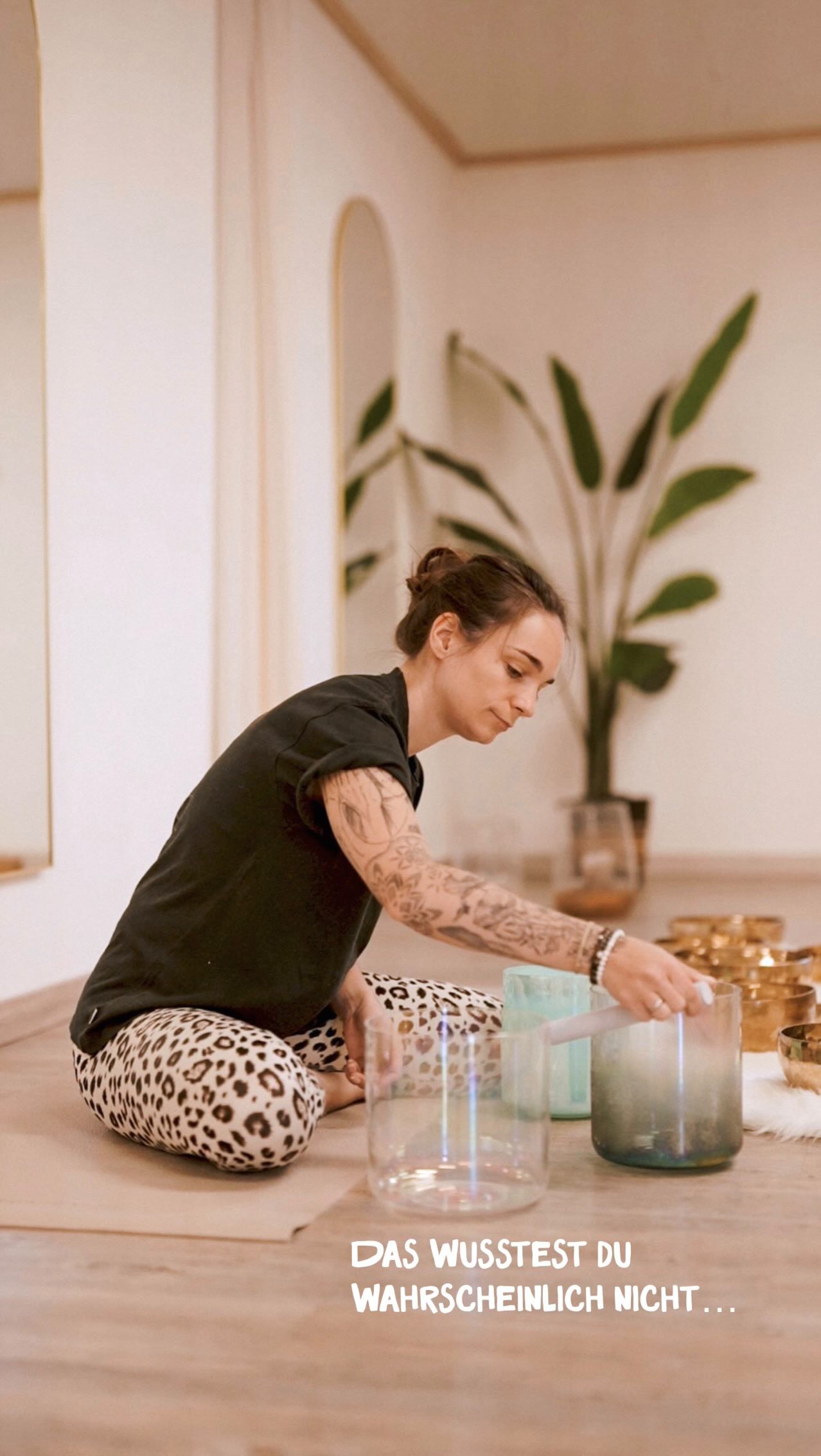 Alles, was ich tue, passiert aus Herz, Aufmerksamkeit und voller Präsenz – auch wenn ihr es nicht direkt seht. Yoga ist nicht nur die Stunde auf der Matte. Yoga ist die Verbindung, die Vorbereitung, das Fühlen, das Geben – alles zusammen. 💛
@denise.madeleine.mueller
@yoga.natur.vegan - Dein Studio