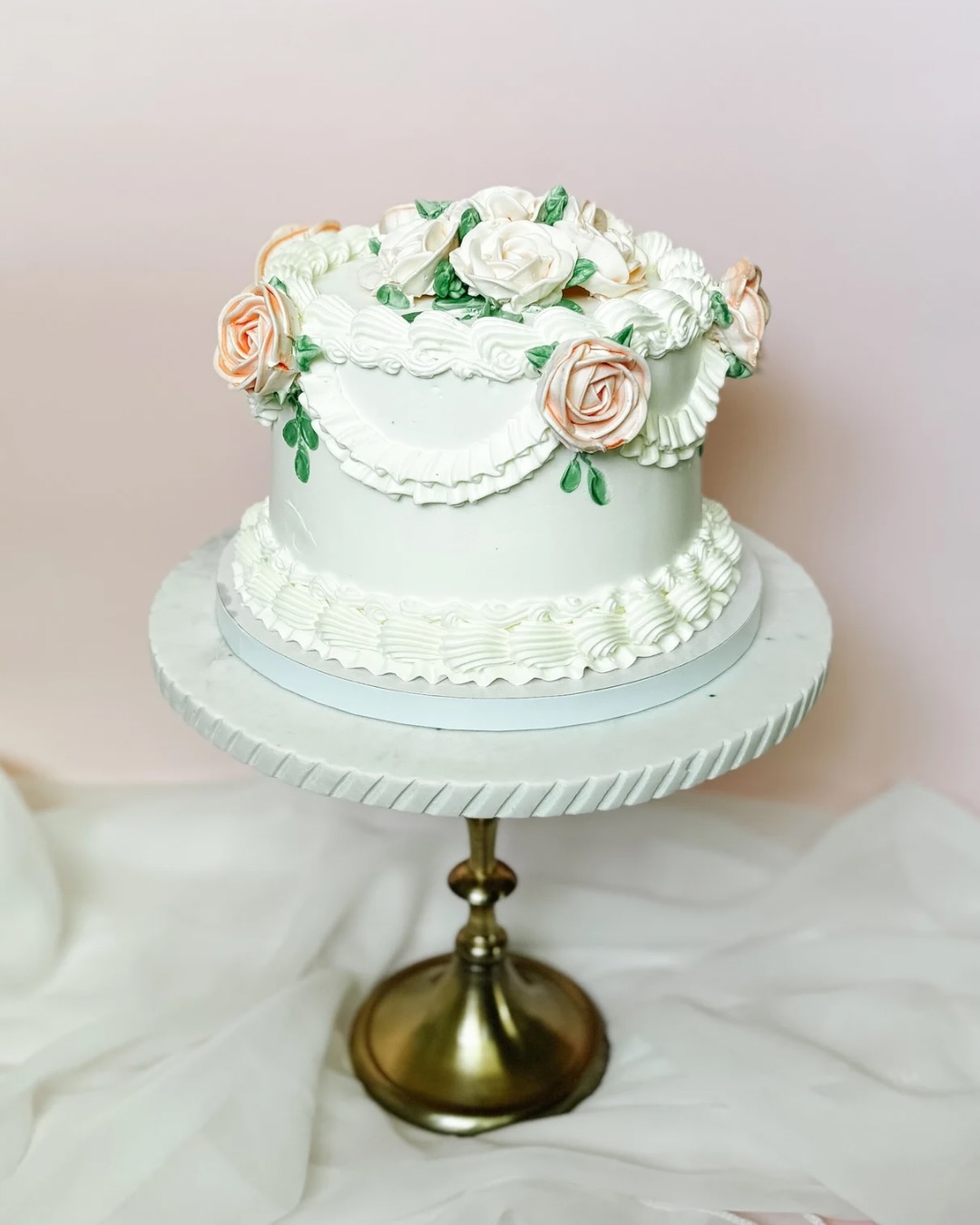 Most couples don’t realize what makes a wedding cake feel right 💕
Yes, design matters. The color, shape, texture, these make it feel like yours. But what matters just as much is how it lives in the day. The space. The atmosphere. The experience.
Every cake I design considers both the details you see and the ones you feel ✨ It’s the difference between beautiful… and truly unforgettable.