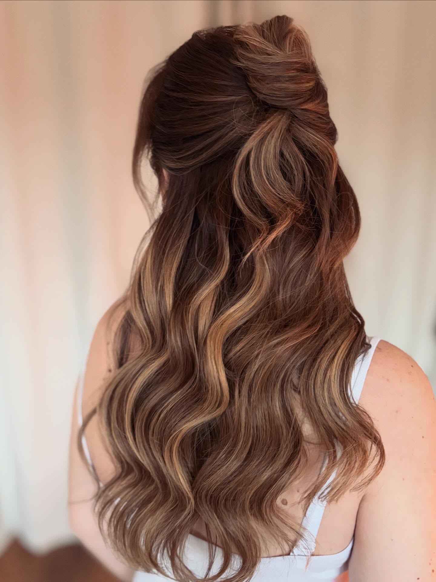 Chestnut blonde tones 🌰✨🤍 with a little glow from the salt lamp in the studio 🪔 This twisted bun with brushed out waves was dreeeammmy on my bride Sarah.
A veil will sit a little higher with this look and it still works beautifully 🫶🏼
#bridalhairstylist #weddinghairleicester #2027weddings #leicestershirebrides #tipiwedding @sarahelvin21