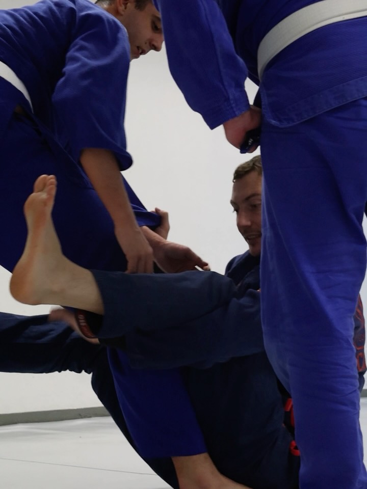 Just some moments from training 💪🥋
Good vibes, hard rolls, and constant learning on the mats.
#bjj #bjjwädenswil #jiujitsu #training