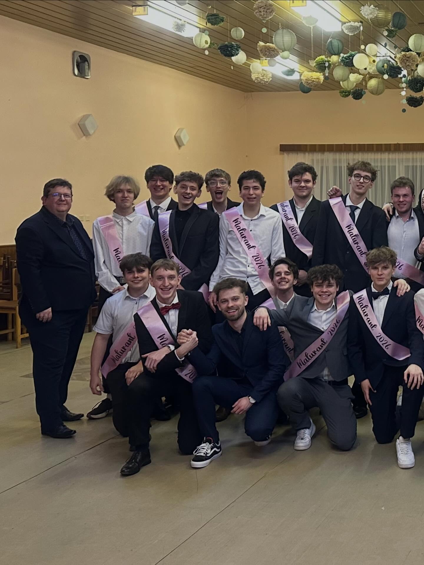 Také naše legendy ze třídy EL4 za sebou mají svůj stužkovák! Všem dvaadvaceti chlapům děkujeme za skvělý večer, Samovi za neúnavnou organizaci, Matějově tetě za nejlepší zákusky a Adamovi za společnost, jelikož jen o pár hodin později už zápasil na ledě na druhé straně republiky. Díky, borci!🕺🏼