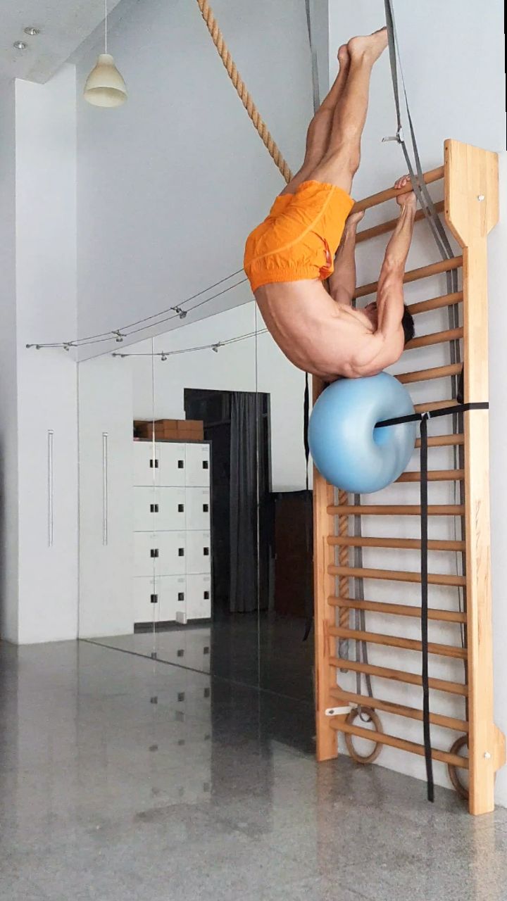 Hard Core on Yoga Ball:
FitDonut: www.fitprogress.com/shop/fitdonut
FitDonut is a versatile fitness tool that works as a seat, stretching, and core training. It helps improve balance, stability, and flexibility.
FitProgress Studio Coaching @HandstandTrack Balance Support System.