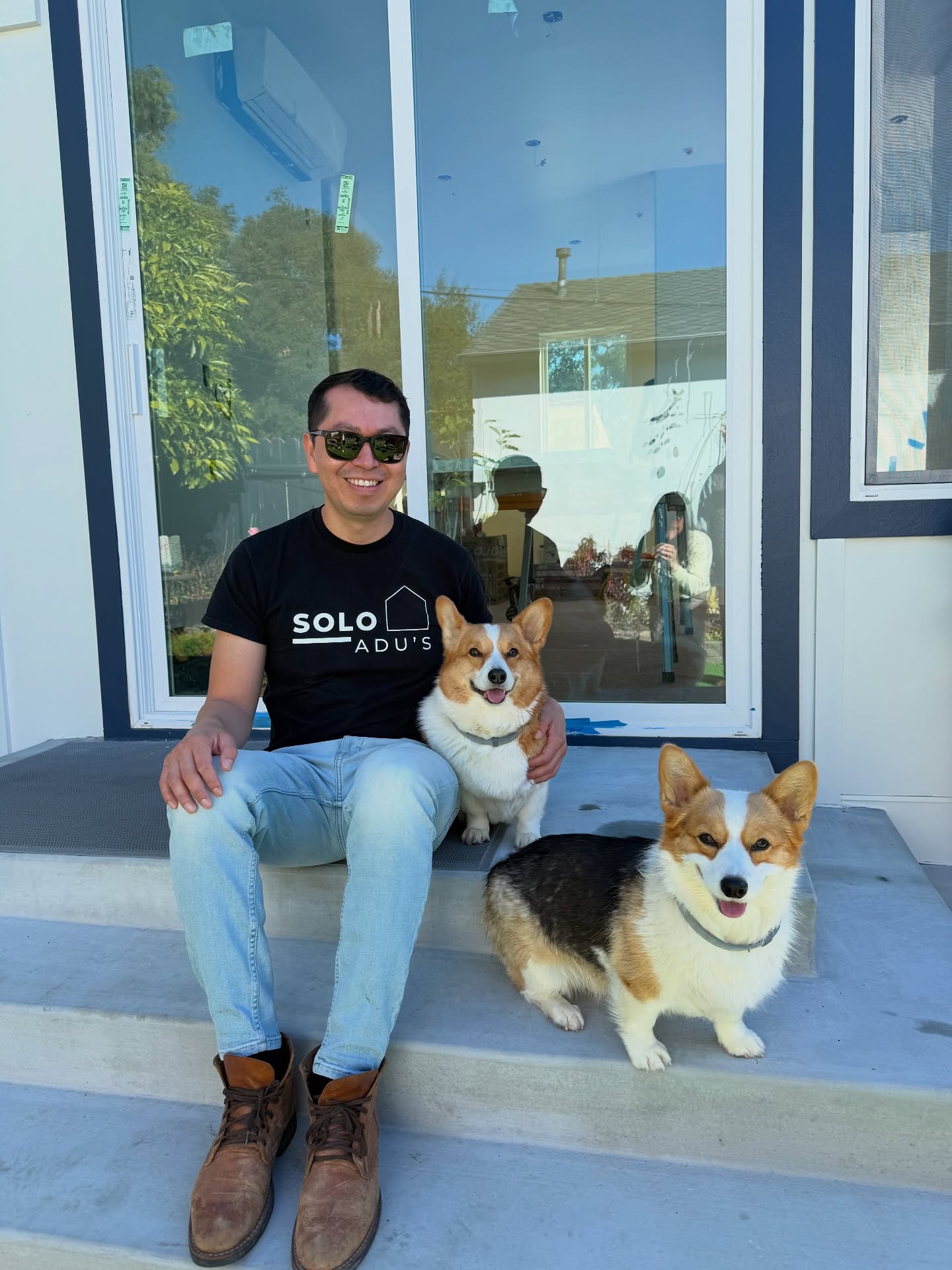 Happy Saturday everyone! I'm just chilling with some Corgis 🤣