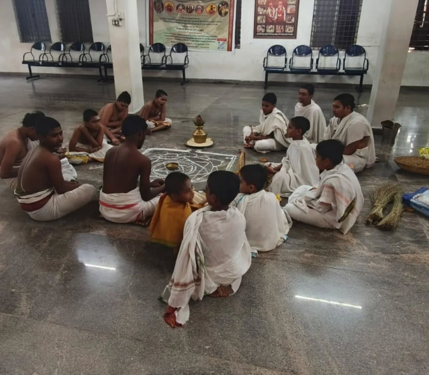 Arunanamaskaaralu (Suryanamaskar pooja) performed by Sri Kamakoti Smartha Pathasala Perumalapalli students @ Padukha mandapam Alipiri, Tirupati.
#ivakanchikamakoti #integratedpathasalas #thirupathi #kanchikamakoti