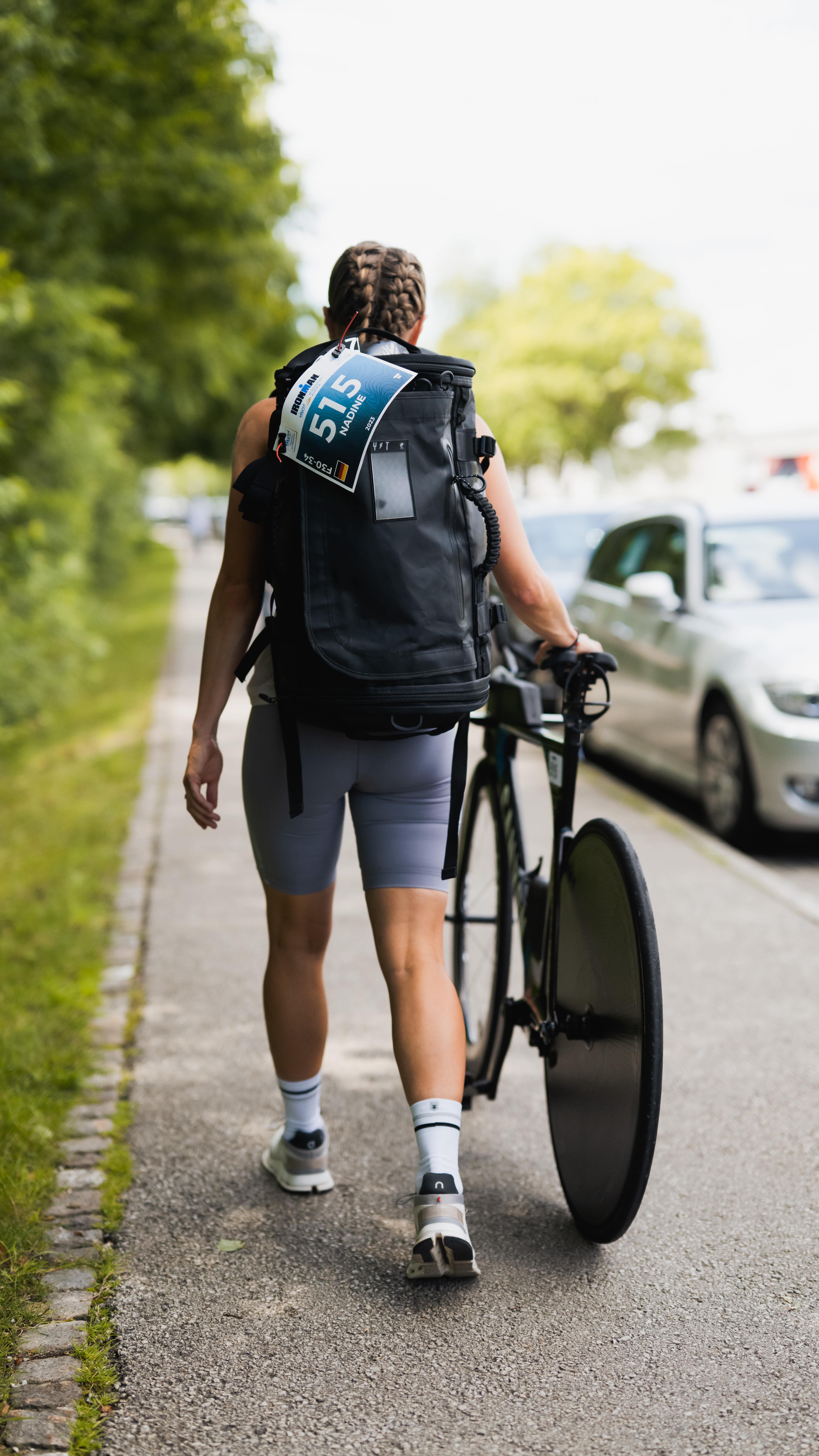Wie oft stehe ich vor dem Spiegel, betrachte meine Körperstellen, die mir nicht gefallen, meine Falten und Speckpolster, die ich so oft verfluche… Es gibt Tage, da kann ich mich einfach nicht leiden. Das ist traurig, und ich weiß ganz genau, dass ich nicht zu dick, zu faltig oder was auch immer bin!
Mein Körper ist imstande, Außergewöhnliches zu leisten. Ich treibe ihn regelmäßig an seine Grenzen, er ist immer da, hält mich zusammen, bringt mich über noch so hohe Berge – und manchmal funktioniert er einfach.
Lieber Körper, ich weiß, ich verlange oft ziemlich viel von dir und trotzdem schimpfe ich oft darüber, wie du aussiehst 😔 Ich bin nicht sauer auf dich, ich bin sauer auf mich, denn du bist einfach nur wunderbar!! 🩷
Öfter mal eine Liebeserklärung an sich selbst machen 😘
#selfempowerment #passion #femaleathletes #selfcare