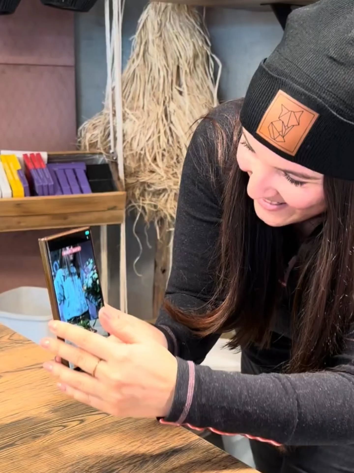 Hey Februar, einiges los bei dir! 😅😄 Vom Workshop über Content Produktionen bis hin zu Account Analysen standen viele Termine an. Und das freut uns riesig! 😊
Christinas liebster Termin: Workshop 📊
Eva-Marias favorite Termin: Content Dreh 🎬
Was macht ihr in eurem Job am liebsten? 😊
#agenturausgefuchst #ausgefuchst #contentproduction #tirolerunternehmerinnen #tirol