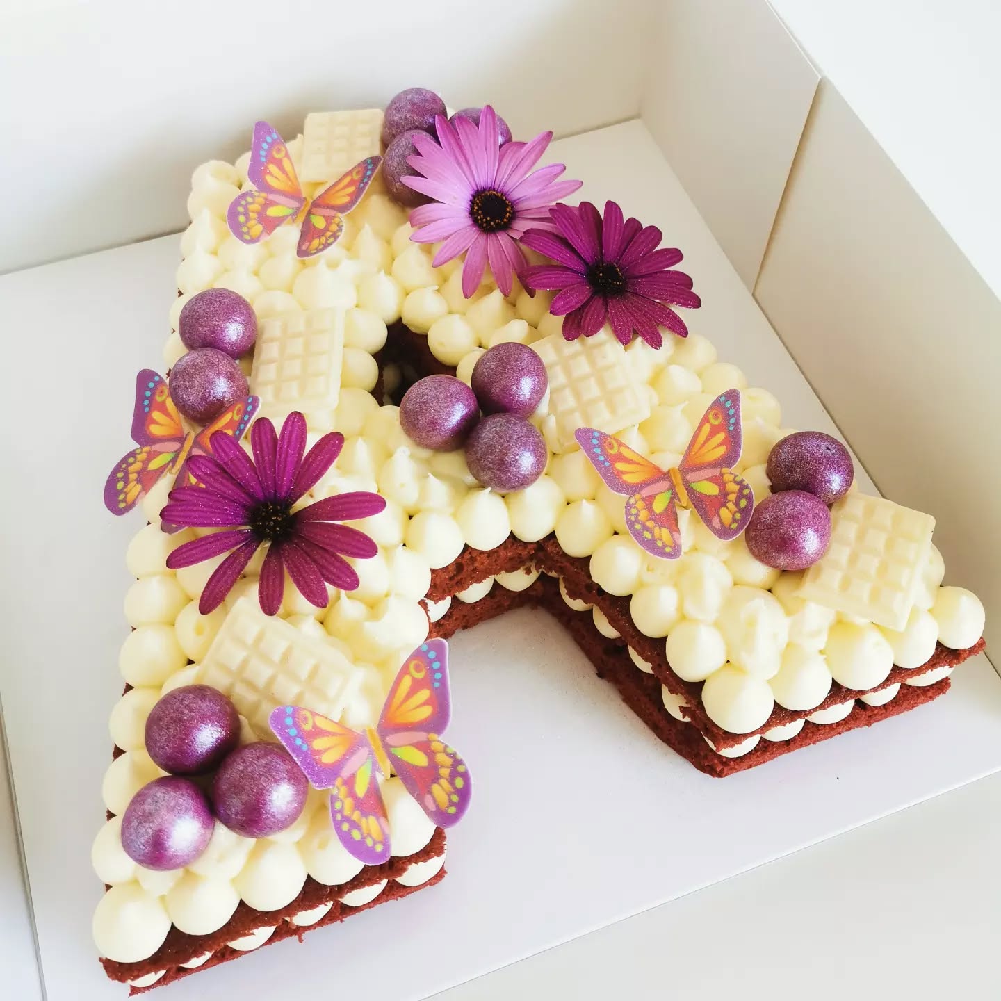 Pastel Red Velvet letra A relleno de crema de queso.
Sólo por encargo. Recogida en @indicakesbcn Sant Pere de Ribes o bien en @22onzesarria Barcelona.
#lettercake #pastelletra #indicakesbcn #pastelessitges #pastelesporencargo #pastisdossantperederibes #pasteleriacreativa #birthdaycake #reposteriacreativa #redvelvet #redvelvetcake #pasteldecumpleaños #pastisdaniversari #pastelpersonalizado #pastissosamida #artesano #fetamà