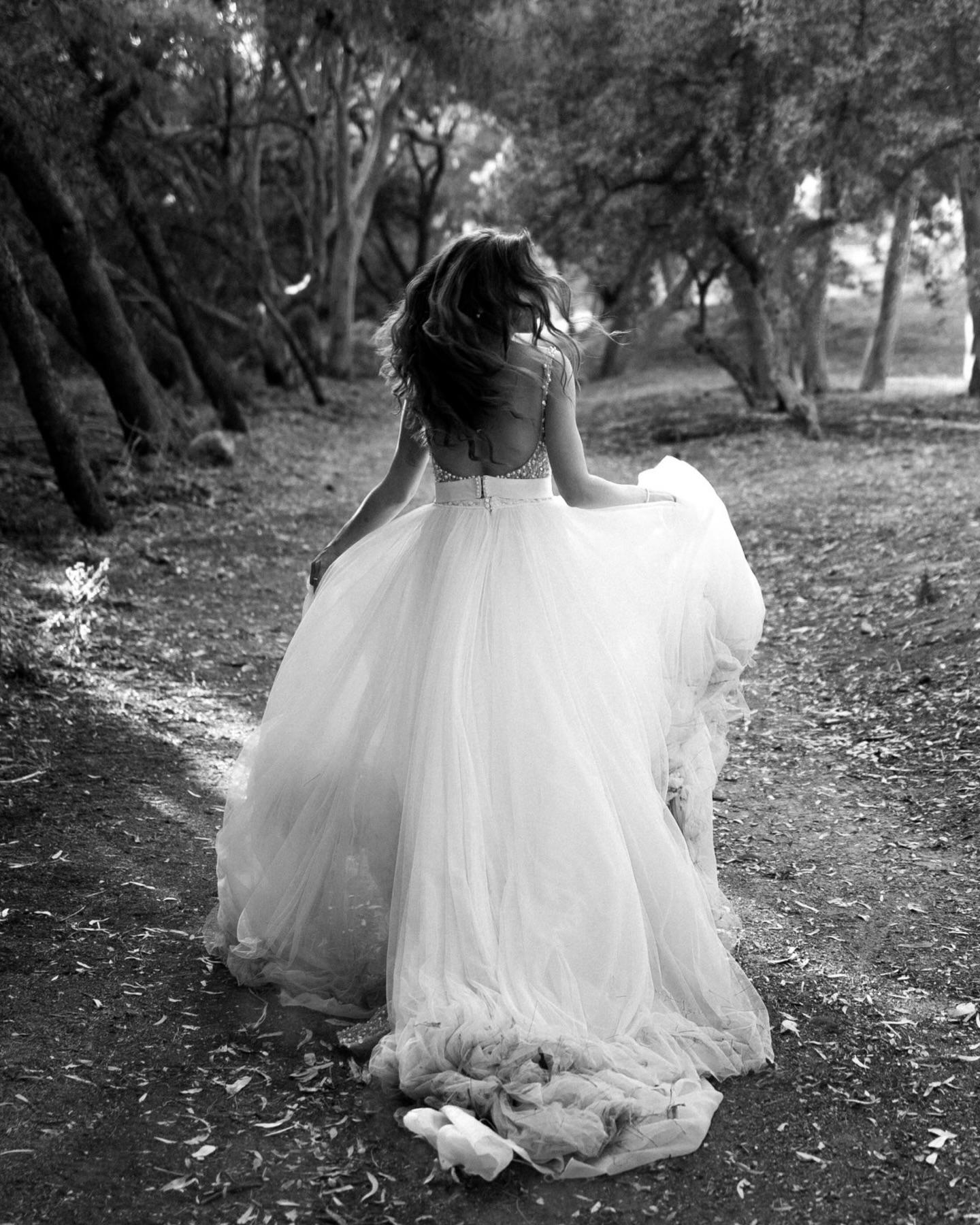 Alcune storie brillano da sole.
La loro, invece, esplode.
Lei, elegante e magnetica, capace di trasformare ogni gesto in stile. Lui, la calma che la completa. Insieme hanno riempito la giornata di energia, risate e momenti che non abbiamo dovuto cercare… bastava seguirli.
Noi abbiamo raccontato tutto così: lasciandoci guidare dalla loro presenza, catturando la bellezza naturale di una coppia che non ha paura di mostrarsi per ciò che è. Autentica, intensa, indimenticabile.
@erika.celona
@mariapia_nuara_mua