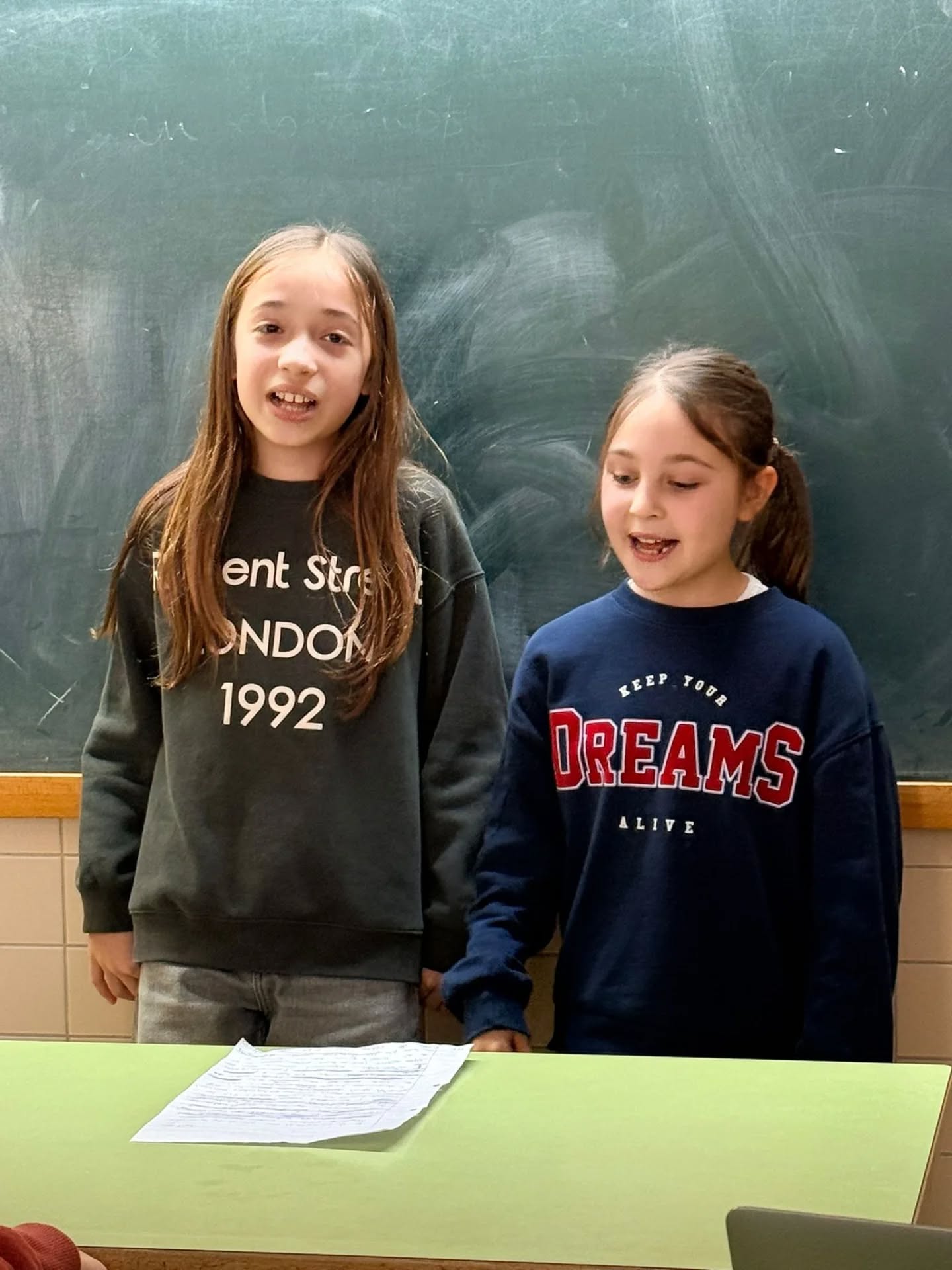 A l’assignatura d’Emocions a 5è de #Primària han dut a terme una activitat molt especial: a partir d’una base musical, l’alumnat ha creat la seva pròpia lletra parlant de sentiments, vivències i estats d’ànim 🎶
Després d’un gran treball en equip, s’han atrevit a cantar-la davant de tota la classe, compartint amb valentia les seves paraules i emocions 🙌🏻
Una experiència creativa que ens ajuda a posar nom al que sentim i a escoltar-nos amb respecte! 🤗