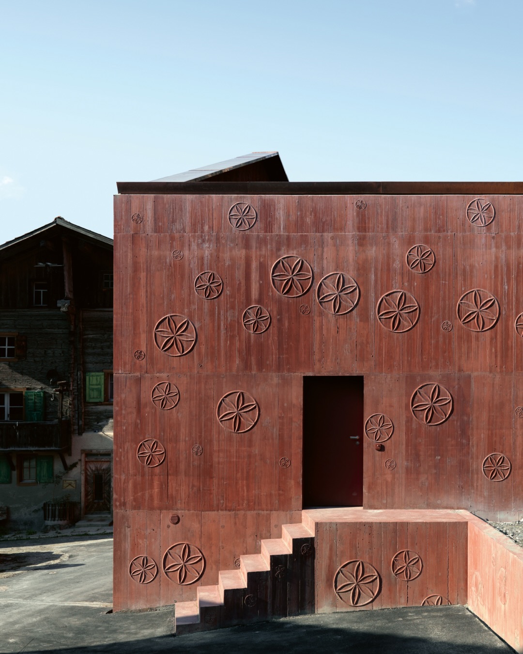 „The book is an essay in images and drawings.“ Luca Galofaro, PRINTED
Fifteen built designs by the celebrated Swiss architect Valerio Olgiati in Bahrain, France, Portugal, the USA, and Switzerland
Built by Valerio Olgiati
This exquisite small volume is about the beauty of the very varied buildings Valerio Olgiati has realized to date. It features them all in seventy-nine striking color photographs, each of them supplemented by a floor plan or section serving as a visual caption. The indoor and outdoor shots demonstrate Olgiati’s intuition for spectacular structures and atmospheric interiors—from the museum for the UNESCO world cultural heritage site in Bahrain to the Céline flagship store in Miami, from the office building for Baloise Insurance’s headquarters in Basel to the bedroom of the French fashion designer Nicolas Ghesquière in Paris, from the visitor center of the Swiss National Park to the studio house for the Swiss musician Linard Bardill in Scharans.
***
By Valerio Olgiati
@valerioolgiati
Graphic design by Bruno Margreth
@aboutbooks.brunomargreth
Printed by DZA Druckerei zu Altenburg
@dza.druck
#parkbooks #valerioolgiati #contemporaryarchitecture #monograph