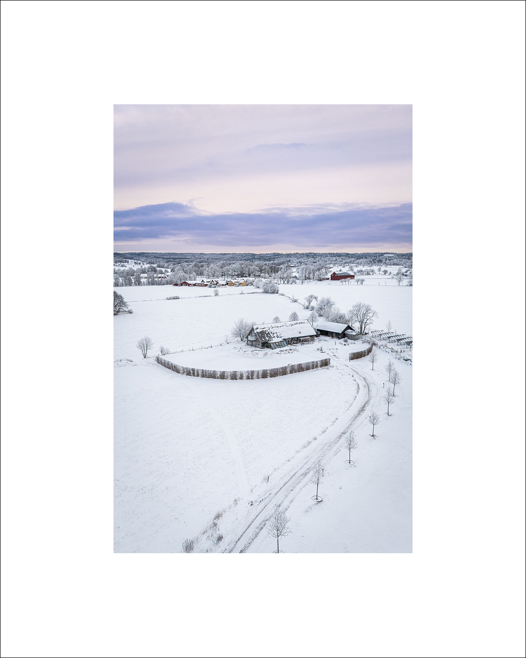 Arkitektur möter landskap 🏞️
📸: @husfoto.benjamin
Mäklare: Magdalena Thorell, @magnussonmakleri_skaraborg
