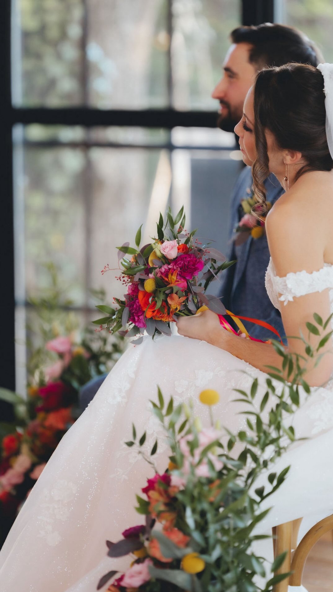 Retour en images sur nos mariés du 31 Décembre
Ils ont dit oui alors que le monde s’apprêtait à tourner la page. Un dernier jour de l’année, un premier jour pour eux ✨
Photographe : @jessica.donato.photographe
Traiteur : @les.sens.du.lez
Fleuriste : @fleursdeconception
DJ : @weddingeventanimations
Maquillage/ coiffure : @risoumakeup
#ceremonymagic #provencewedding #frenchweddingvibes