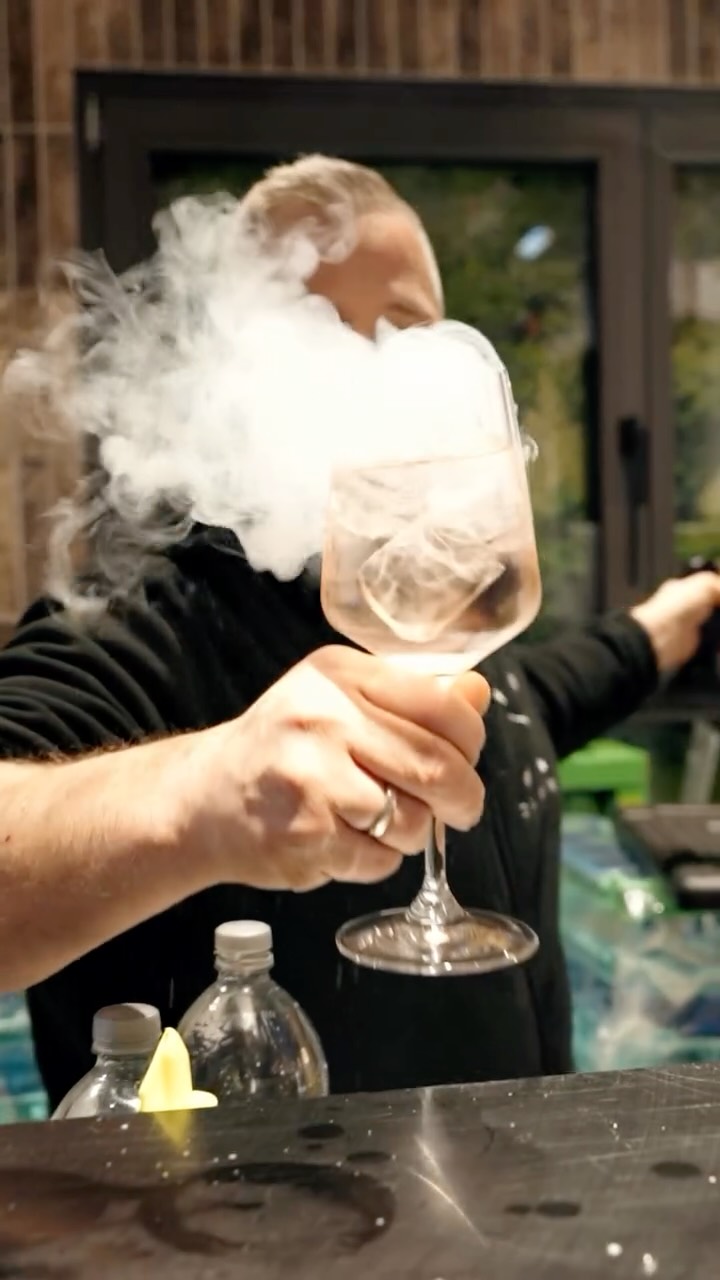 Erfolgreiche Unternehmen setzen auf uns weil sie wissen, dass es mit Barloeffel einfach läuft.
Seit über 15 Jahren stehen wir für Perfektion im Eventbereich. Mehr als 2.000 erfolgreich umgesetzte Events sprechen für sich. Qualität, Struktur und ein reibungsloser Ablauf sind für uns kein Zufall, sondern Standard.
Für das Unternehmen @benz_atelier durften wir:
• professionelles Servicepersonal stellen
• Softdrinks und ausgewählte Weine bereitstellen
• das komplette Equipment inklusive Cocktailbar liefern
• einen stilvollen Empfang organisieren
Ausgeschenkt wurde unter anderem Marke @reichsratvonbuhl sowie ein Grauburgunder von @weingut_schneider_markus, Qualität, die zum Anspruch des Abends passt.
Cheers. 🍸✨
#catering #eventservice #cocktails #mannheim