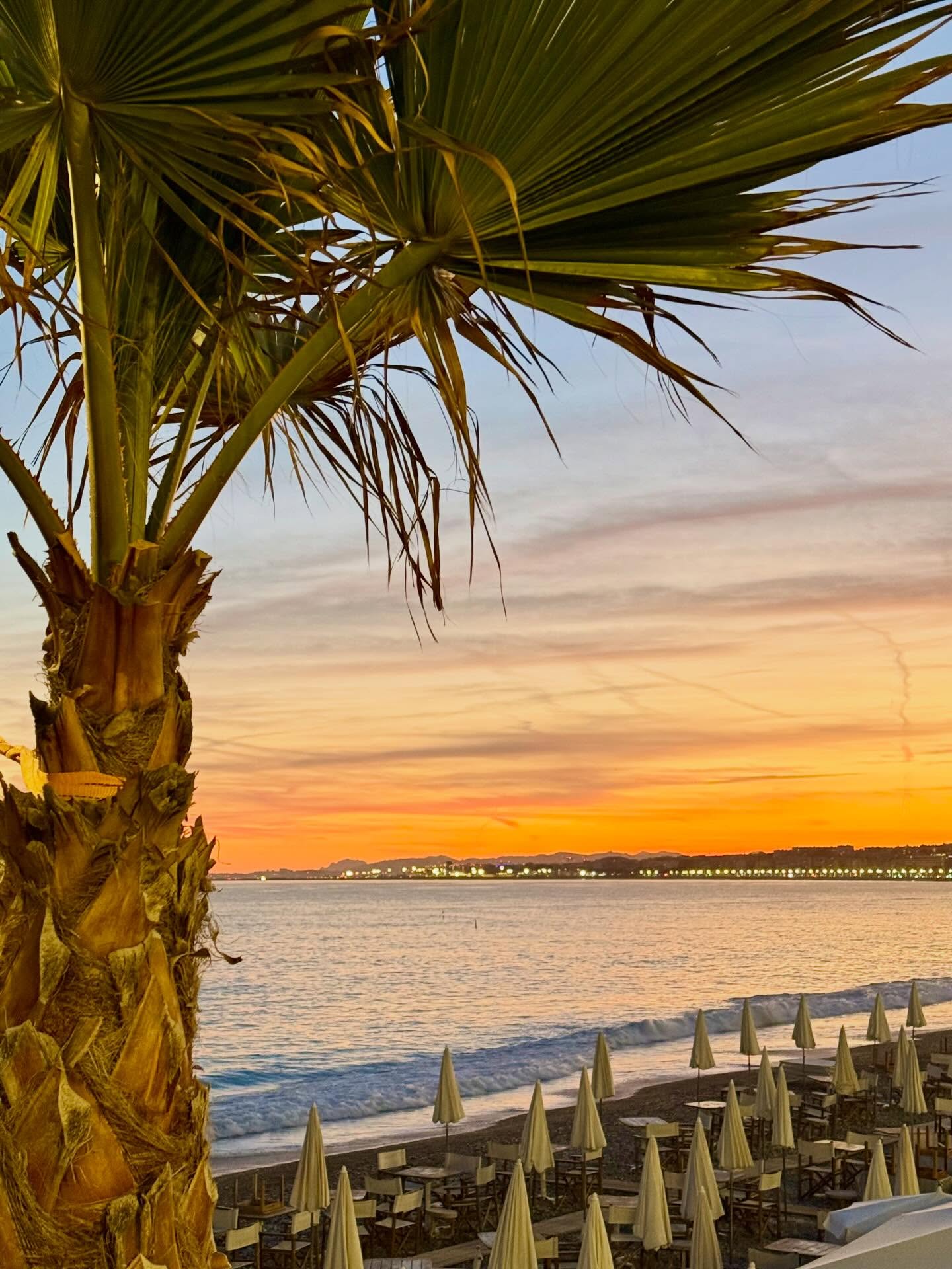 Evening along the promenade #nicefrance #niceislove #cotedazurfrance🇫🇷☀️ #travelbloggers #retireandtravel @niceislove