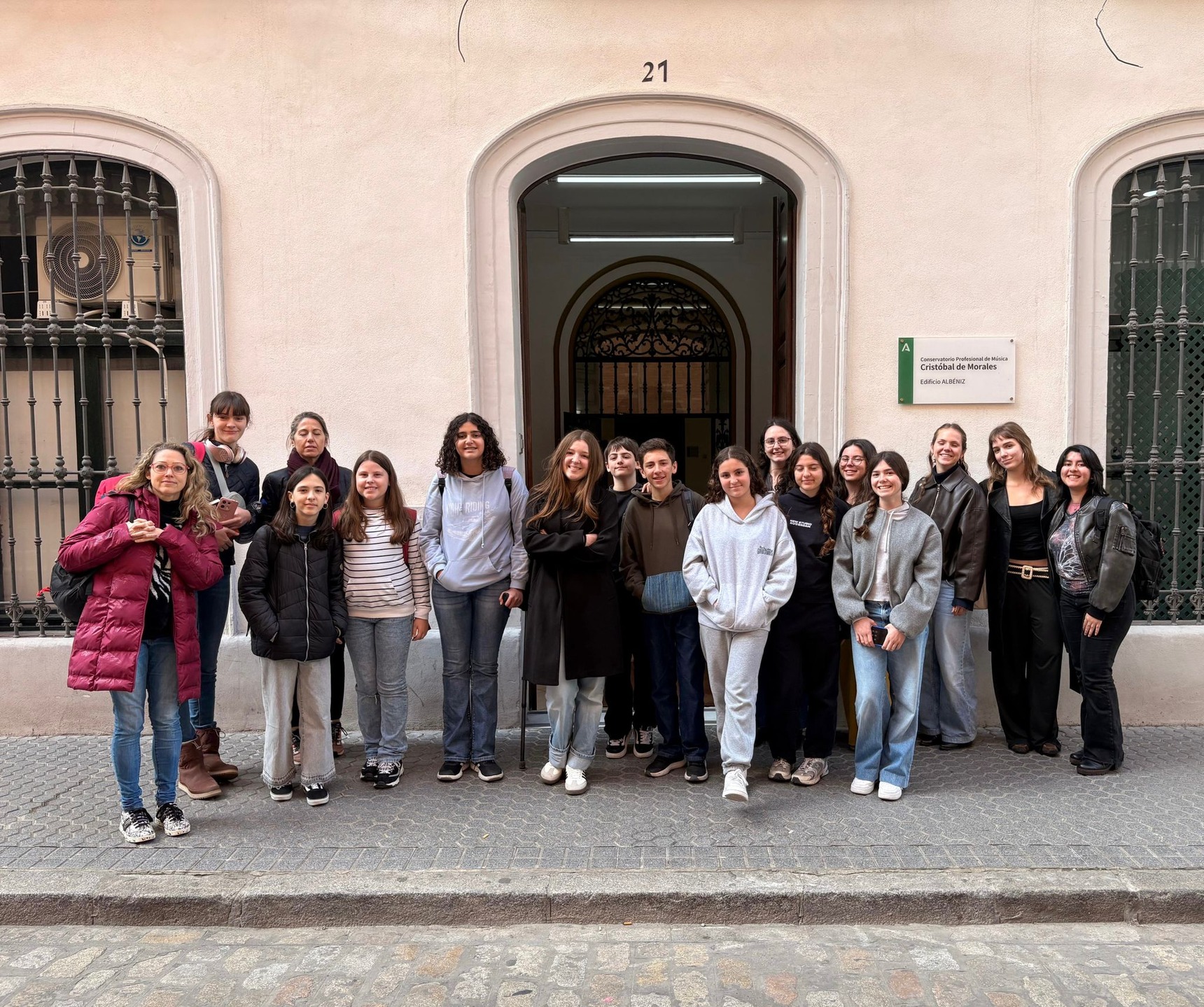 🎶🪈 L’aula de flauta travessera dels ensenyaments professionals ha participat a la 7a Semana Cultural organitzada pel Conservatorio Profesional Cristóbal de Morales de Sevilla.
Han estat uns dies plens d’aprenentatge i música: classes magistrals amb el flautista Juan Ronda, assistència al concert de Luis Orden, taller de jazz, assajos i un concert final compartit amb el CEM de Triana, el CPM Javier Perianes de Huelva i el CPM Cristóbal de Morales de Sevilla.
Gràcies a Yolanda Palomares, Maria Barrio, Elena Vicent, Guillermo Jorge, i Elena Álamo per fer-ho possible.
Un agraïment especial al nostre pianista Valentín per la seva meravellosa composició i arranjament per a conjunt de flautes.
A més de música, vàrem aprofitar per conèixer el "color especial" de Sevilla, de la mà del nostre estimat flautista Rafa Ruibérriz, que ens va guiar pels seus carrers i places.
Volem també agrair a les famílies, pel seu suport i implicació constant.
I gràcies a les alumnes i professores per l’ambient i la connexió creades, pels jocs de cartes, per les rialles i per tants bons moments compartits.