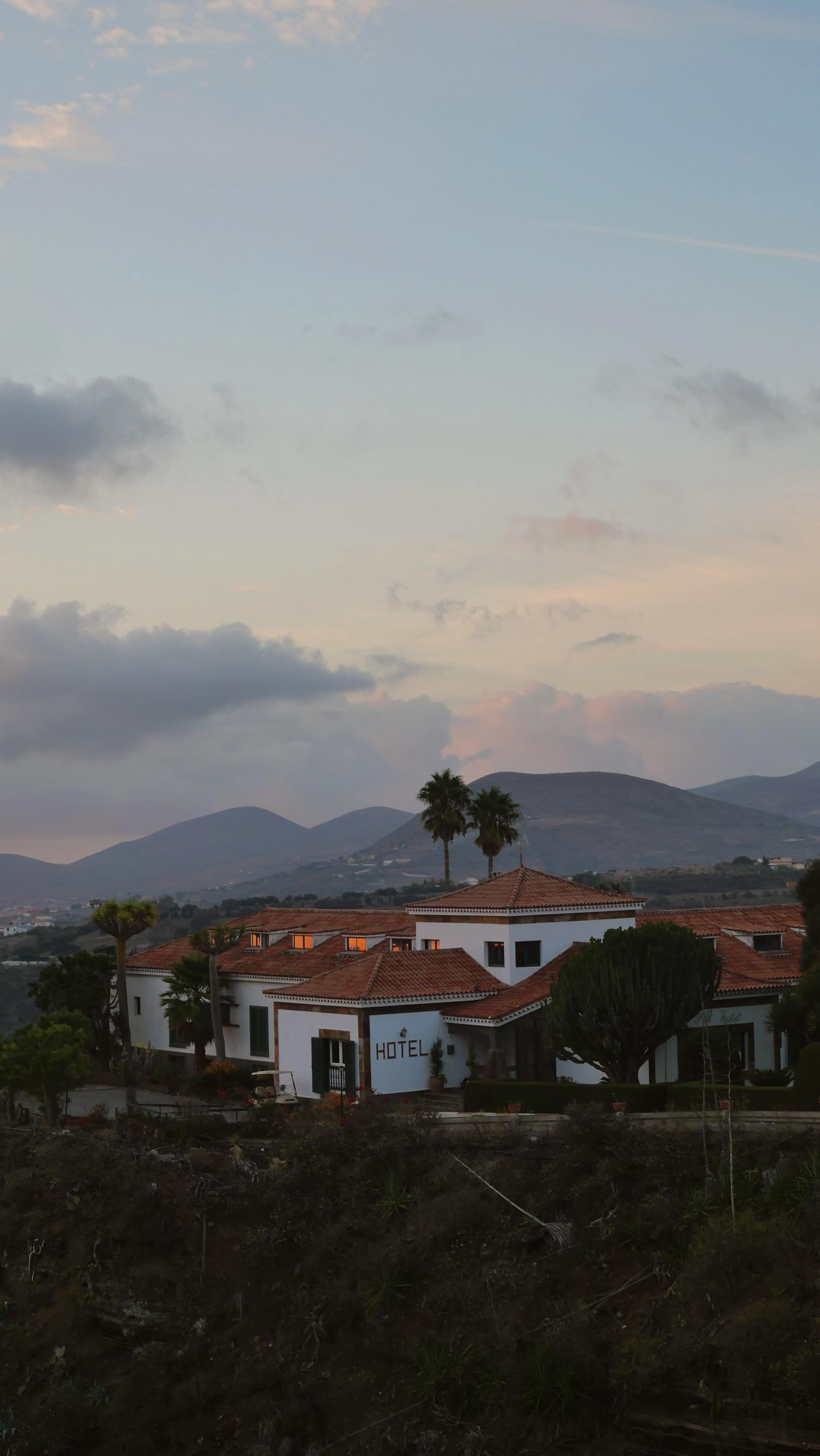 En Bandama, el día no termina: se transforma en espectáculo 🌅🧡
In Bandama, the day never ends: it transforms into a spectacle 🌅🧡
#BandamaGolfHotel #RCGLasPalmas #Sunset