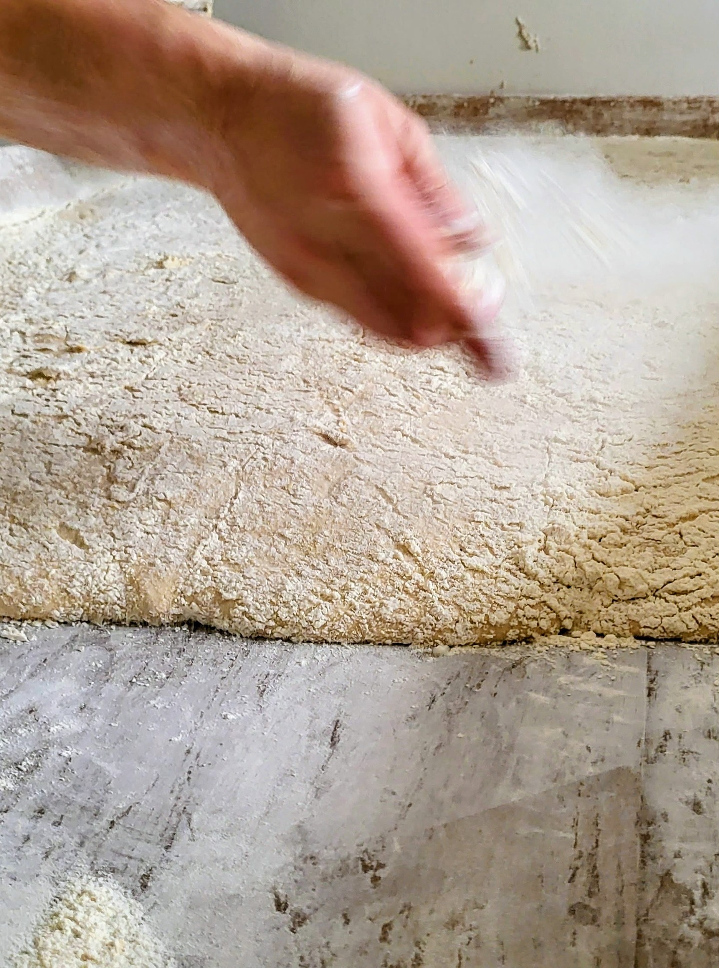 Au restaurant, le pain est souvent négligé parce qu’offert.
Ouvrir un restaurant sans penser au pain, c’est oublier la première chose que l’on pose sur la table.
Vous êtes nombreux à souligner la qualité de notre pain — preuve qu’il fait pleinement partie de l’expérience : accompagner, saucer et aller au bout de chaque assiette.
Nous travaillons avec la Boulangerie Restecp :
🌾 Blés de pays bio & variétés anciennes
💧 Eau filtrée
🧂 Sel de Batz-sur-Mer
💥 Levain naturel uniquement
👐 Pétrissage & façonnage à la main
⏳ Longues fermentations pour la digestibilité
🚫 Aucune farine industrielle
----------Vous en voulez?!-----------
👉 Dispon chez **Pile Poids l'Épicerie Vrac de Saint-Donatien
#PainAuLevain #BlésAnciens #PainArtisanal #FarinesPaysannes #CuitLuCru #Restecp #ledétailquifaitladifférence #pilepoids #restecpbaker