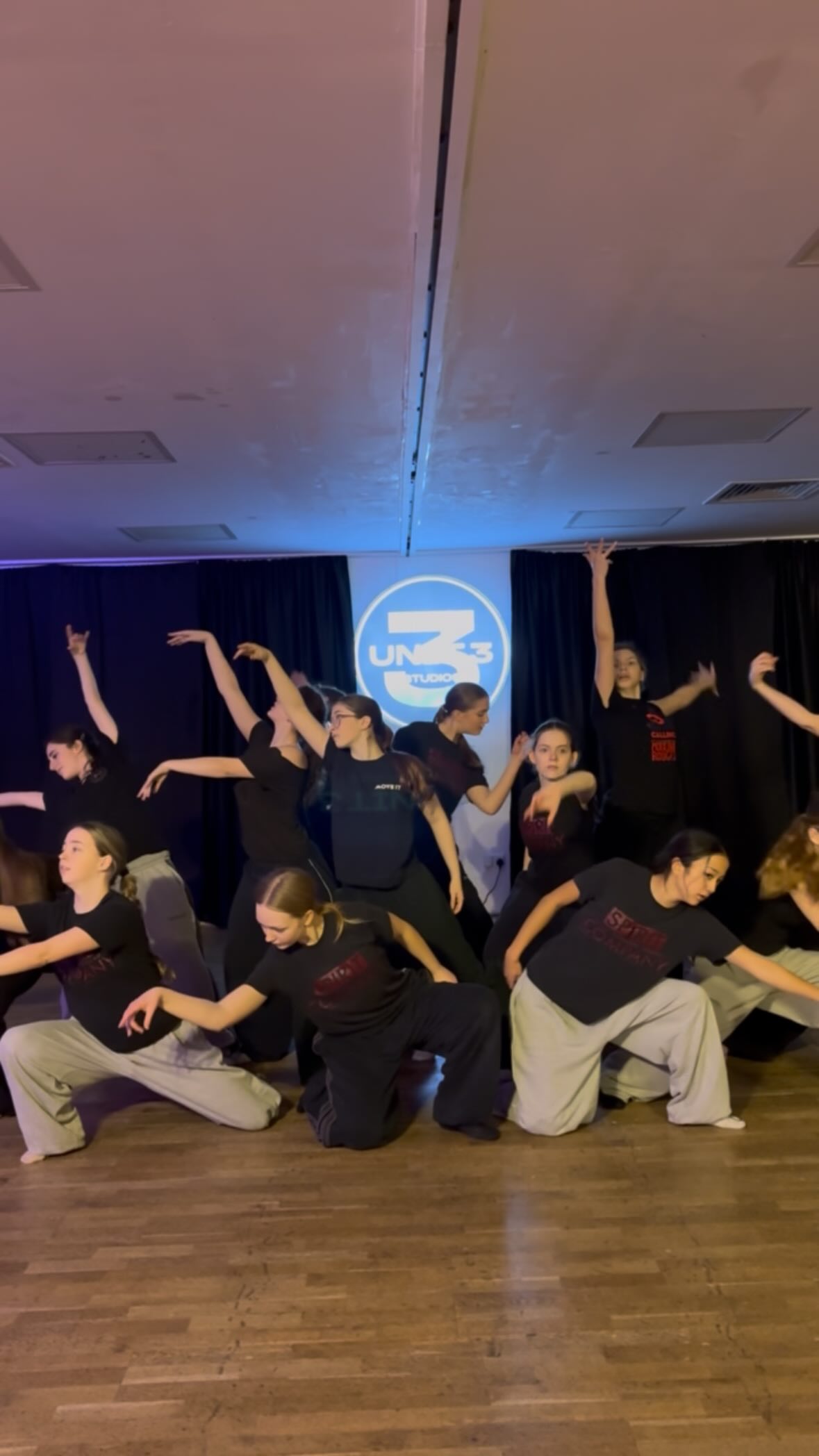 Playing around with some formations in contemporary with the wonderful @_hannah.hague_ 💛