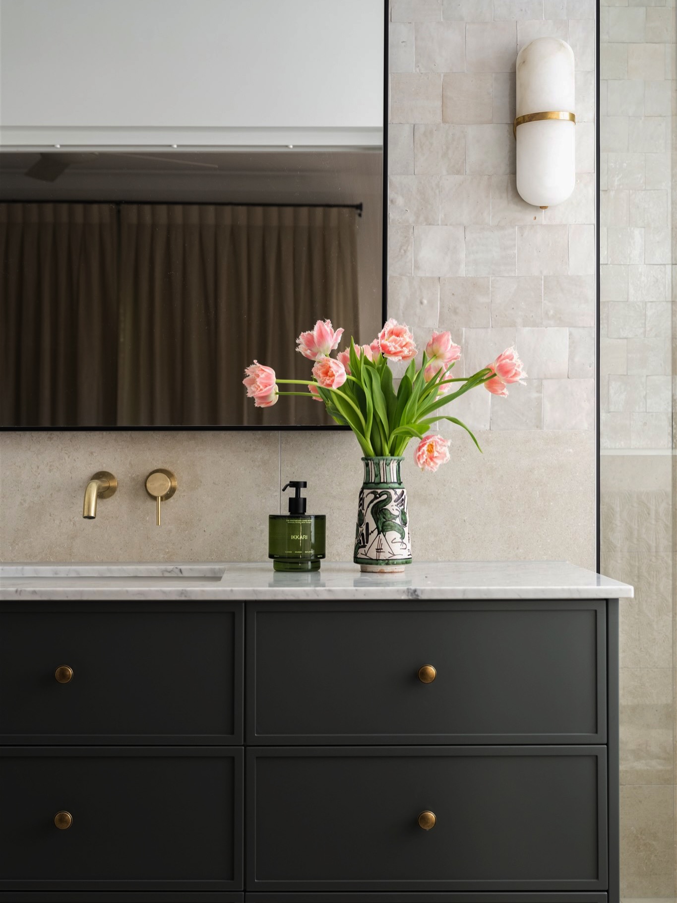 Moody, grounded, and deeply atmospheric. Organic textures and a refined earthy palette chosen to create this space to retreat at the beginning and end of each day.
#brisbanedesigner #bathroominspiration #ensuite #bespokecabinetry
