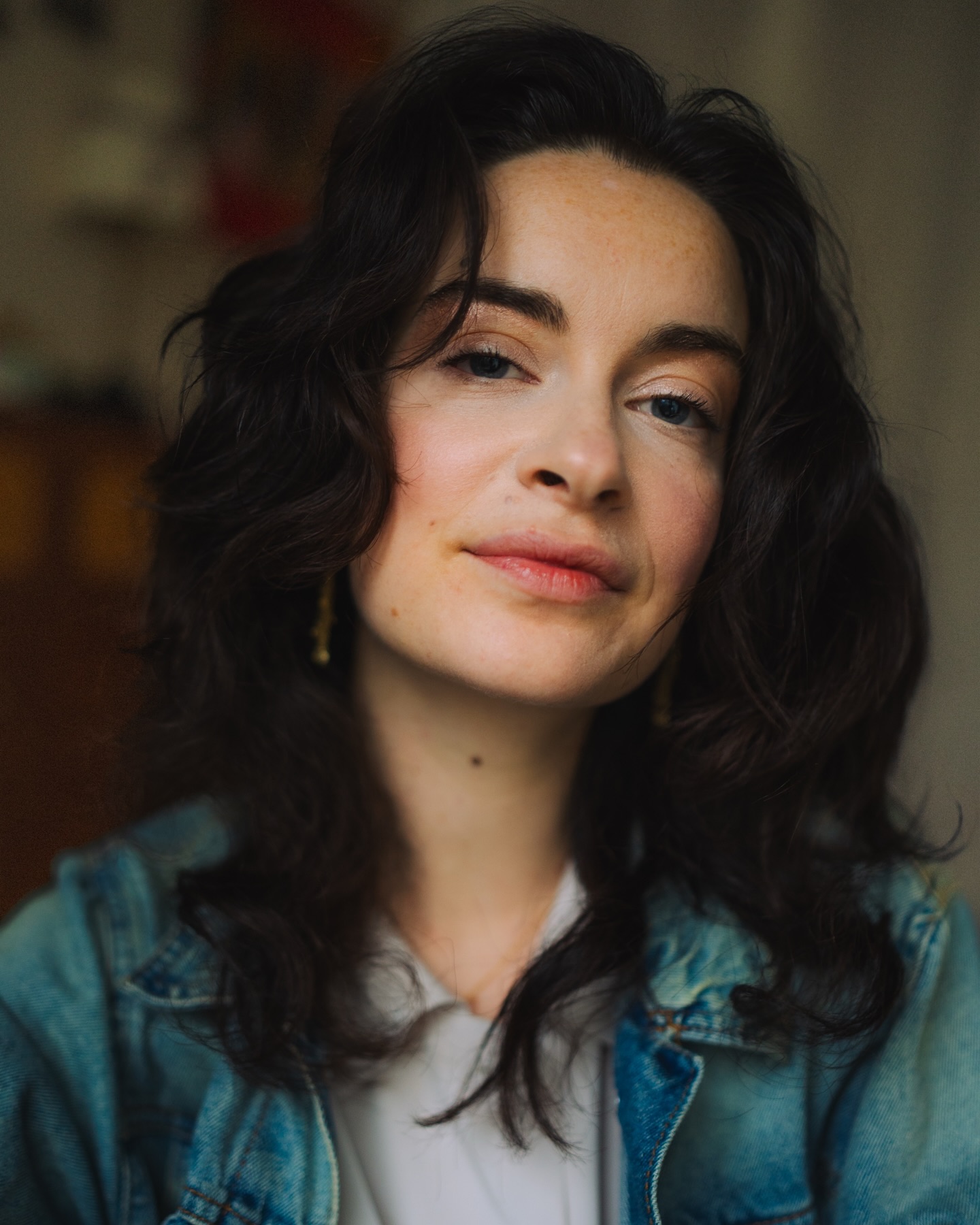 Lundi dernier, aux côtés des compères photographes Marie Harry et Romain Ulfarte, je parlais de ma démarche de photographe aux membres de Vincennes Images.
J’ai dit quelque chose que je comprends mieux au fil du temps :
La photographie, c’est une histoire de relation.
Aux autres, bien sûr et à la personne qui nous photographie.
Mais d’abord à soi.
Alors j’ai proposé un exercice : se photographier. 📸
Pas pour “réussir” une image.
Ne pas attendre d’avoir perdu du poids, d’être plus heureux ou que quelqu’un le fasse.
Juste pour vivre un moment avec soi-même.
Prendre du temps.
Jouer et créer.
Célébrer une nouvelle coupe de cheveux aussi ! 🔥
Ces autoportraits, c’est mon expérience.
Une carte blanche.
Un espace pour me voir sans performer.
Parce que je crois que l’image qu’on montre au monde doit être alignée avec qui l’on est et parceque c’est chouette, d’avoir des images de soi.
Et vous, quand est-ce que vous avez pris un moment juste pour vous, la dernière fois ?
Osez l’autoportrait !
Très bientôt, je proposerai une expérience et une offre pensées à 100% pour les femmes artistes et entrepreneuses. Je prépare tout ça !
Un espace pour prendre sa place, oser être photographiée et tirer les bénéfices d’avoir un beau portrait de soi.
Un grand merci à Marie et Romain pour ce chouette moment et aux membres de VI pour leur écoute et leurs supers questions ! J’ai beaucoup aimé échanger 💛
@marieharry93
@romainufarte
@vincennes_images
Romane Diez - Photographe de portrait, mariage et évènement à Paris
🌻romanediez.com