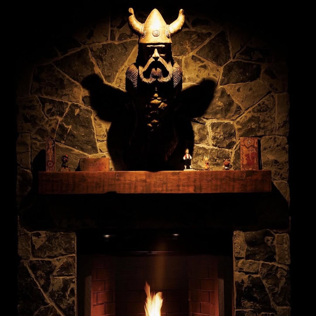 Visit @skalbeerhall to see Einar, their resident Viking Figurehead, Protector of the Realm, and All-seeing Presence. He advises a Winter weather warmup with us this week. Grab a pint and get toasty. He won’t judge... or will he?
Fun Fact: This is actually a real figurehead off a sailboat from Cape Cod, MA that somehow made its way to a “Little Norway” Poulsbo, WA consignment shop in 2018 and a forever home at Skål in 2019!