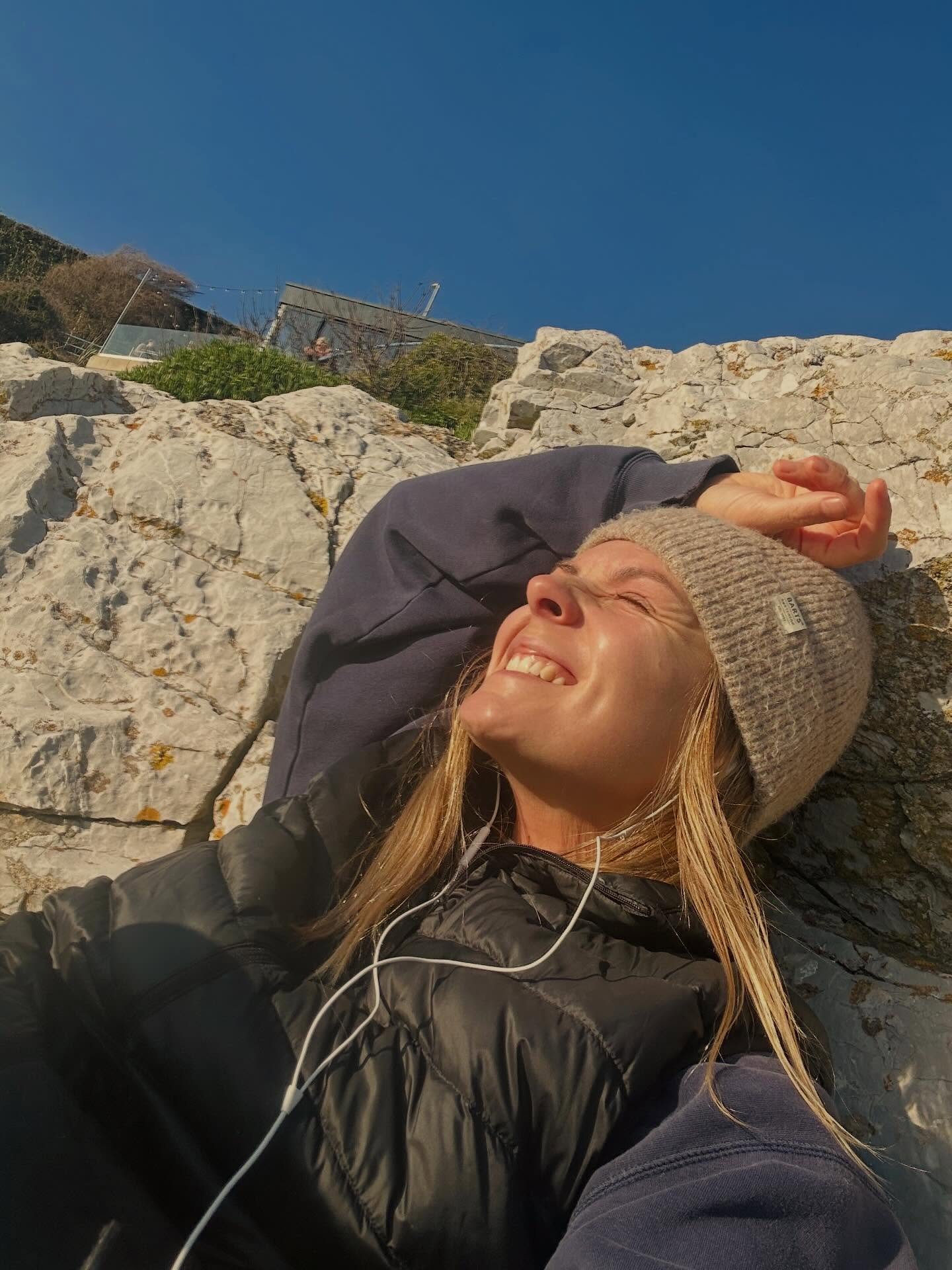 Wow this felt very nice today!
There is a palpable shift in mood and energy when the sun finally decides to come out of hiding. I don’t know if other places around the world feel it too, but it’s very evident here in the UK when we don’t get much of it in the winter. Days like today tend to make up for the last 50 days of downpour.
Anyway I spent the afternoon drawing and soaking up the good vibes, making some plans and moving pretty slow. Hope you managed to get outside even if it was just for 15 mins.
⚪️
#sunshine #drawing #livedrawing #peopledrawing #sketchbookdrawing