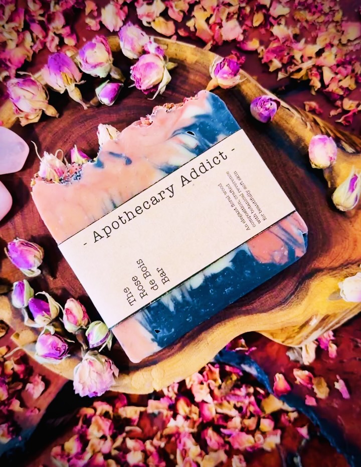 🌹🌿 Today’s Feature: The Rose de Bois Premium Soap Bar from @apothecary.addict 🌿🌹
✨ A study in softness, wood, and quiet botanical elegance.
Centered around sustainably sourced rosewood (Aniba rosaeodora), this composition honors the gentle warmth of rose-toned woods — where subtle florals and grounding depth exist in perfect balance.
Rosewood’s naturally delicate, softly luminous aroma is elevated by ho wood and real sandalwood — both essential oil and finely milled powder — creating a smooth, serene, and quietly meditative bathing ritual. The addition of real rose floral wax (Damascena) sets this bar off to perfection. 🌹
▲ △ ▴
Crafted in a luxuriously conditioning base of extra virgin olive oil, unrefined coconut oil, sunflower seed oil, raw shea butter, castor oil, and raw beeswax.
A creamy, silken lather designed to cleanse gently while enveloping the senses.
🌿 Naturally colored and refined through botanical materials:
Indian rhubarb root for deep ruby warmth, rose kaolin clay for softness, and activated charcoal for gentle contrast and purification.
🍃 Scented exclusively from pure botanical aromatics:
• No synthetic fragrance.
• No artificial accords.
•Only true botanical expression:
Rosewood, ho wood, sandalwood, frankincense, lavender, black pepper, and Indian rose floral wax.
Soft. Grounded. Harmonious.
A floral-wood composition that unfolds with quiet elegance and natural depth.
▲ A bathing ritual of warmth, balance, and botanical reverence.
▲ Seasonal Offering
Enjoy 10% off through the end of February
Use code: WINTERSEND10
🌿🌹✨
#ApothecaryAddict
#ArtisanSoap
#BotanicalSkincare