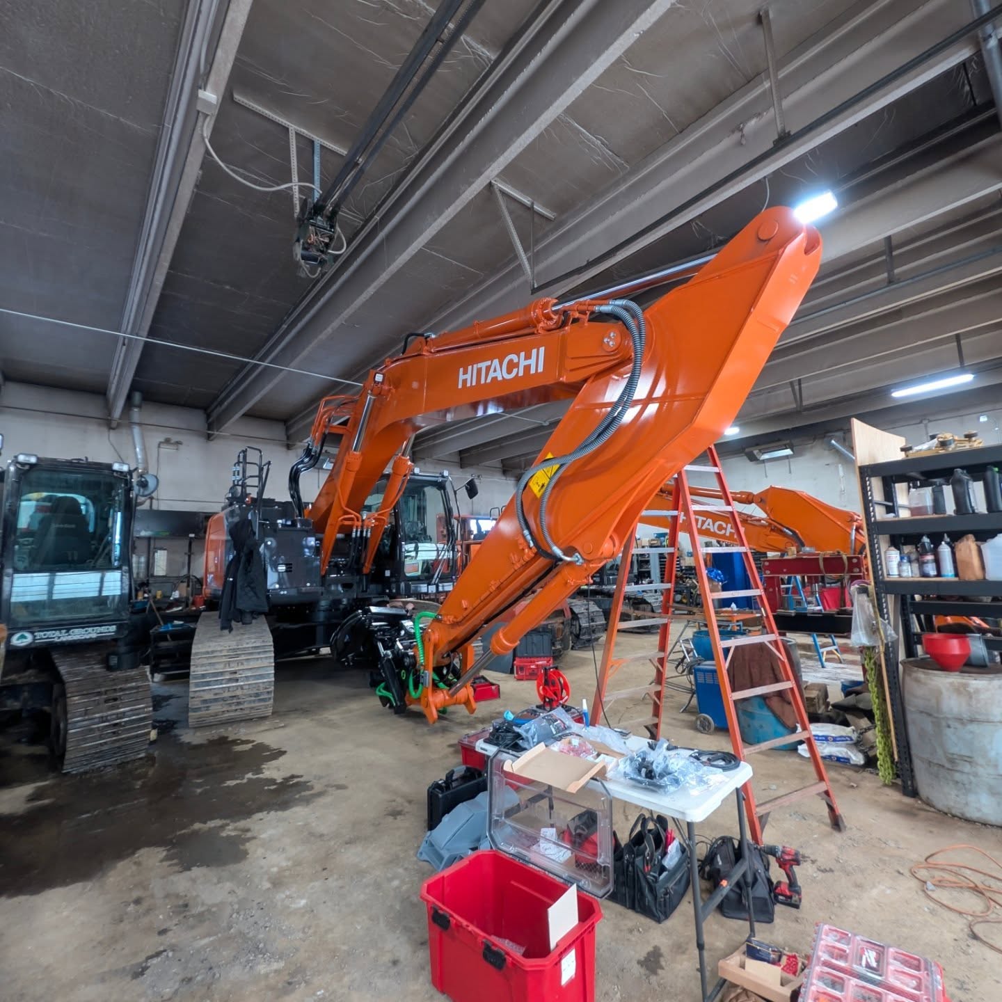 We're installing a @unicontrol_io 3D system on this @hitachiconstructionamericas 345 at @chappell_tractor ! We'll be able to integrate with the SteelWrist so the customer can use the machine control with or without the tiltrotator.
#unicontrol #excavator #machinecontrol #steelwrist