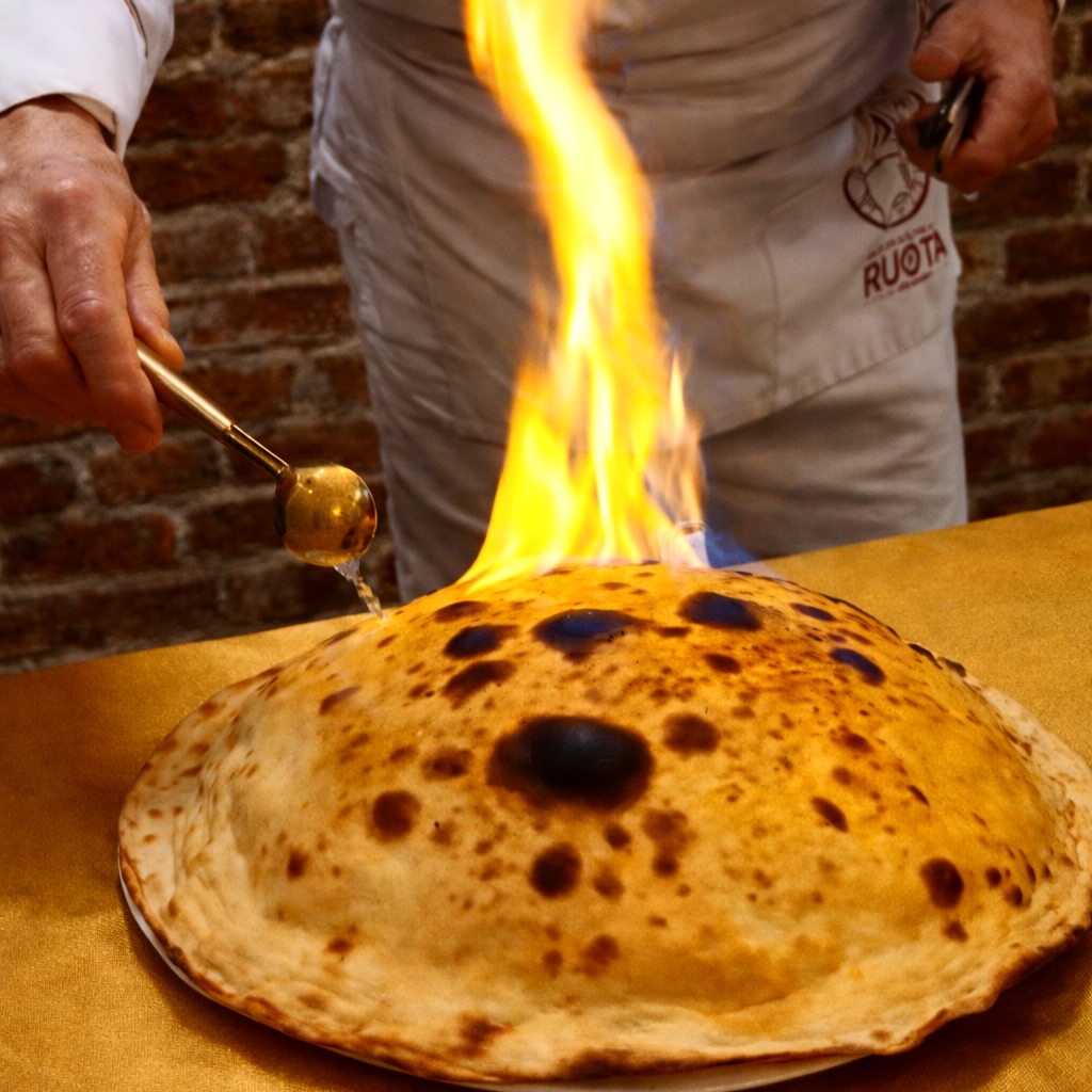 🔥 Il fuoco non è spettacolo. È rispetto.
Quando la pizza si gonfia e diventa una cupola dorata,
quando il calore la avvolge e la fiamma la accarezza…
non è solo scena.
È tradizione.
È tecnica.
È esperienza vera.
Alla Pizzeria La Ruota di Evandro il fuoco è parte del rito.
Ogni gesto racconta anni di mestiere, studio e passione.
Questa non è solo una pizza.
È un’emozione che nasce dal forno e arriva al cuore.
📍 Ti aspettiamo in
Via Aldo Moro 97, 64014 Martinsicuro (TE)
Vieni a vivere l’esperienza autentica della pizza del Maestro.
#PizzeriaMartinsicuro #LaRuotaDiEvandro #PizzaArtigianale #MaestroPizzaiolo #TradizioneItaliana