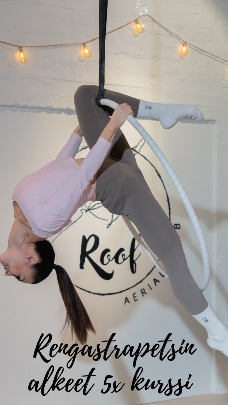 Rengastrapetsin alkeiskurssi tarjouksessa 75€! Tule testaamaan tätä hauskaa ja monipuolista lajia! 💪🤩
⭐️Rengastrapetsin alkeet 5 x kurssi
pe klo 18.30-19.30
(13.3.-17.4. ei tuntia pääsiäisenä 3.4.)
Ohjaajana Sanni Sarlin
Hinta 75€
Rengastrapetsin alkeiskurssilla tehdään akrobaattisia liikkeitä katosta roikkuvalla renkaalla. Rengastrapetsilla harjoittelu on hauskaa ja erittäin tehokasta, koko kehoa vahvistavaa treeniä. Rengastrapetsin alkeiskurssilla harjoitellaan nousuja renkaalle sekä helppoja asentoja ja pyörähdyksiä. Kurssilla tehdään myös liikkeitä pää ylösalaisin. Tunnit sisältävät lämmittelyn, lajitekniikkaa sekä voima- ja liikkuvuusharjoitteita. Alkeiskurssilla keskitytään vahvistamaan erityisesti lajissa tarvittavia vatsa- ja käsilihaksia.
Viiden kerran kurssilla saat hyvän startin lajiin ja voit jatkaa harrastusta 1 tason tunneilla.
Varusteiksi selän peittävä paita tai jumppapuku, pitkähihainen paita, pitkät housut sekä juomapullo.
Ilmoittaudu mukaan Roofin app:in kautta, jonka löydät nimellä Roof Aerial Club App Storesta tai Play kaupasta. Voit käyttää myös selainversioita, joka löytyy bion linkkipuusta.
⭐️ Tervetuloa mukaan! ⭐️
📸: @takayamaproductions
🎥: @ivstudio_
#roofaerialclub #rengastrapetsi #aerialhoop