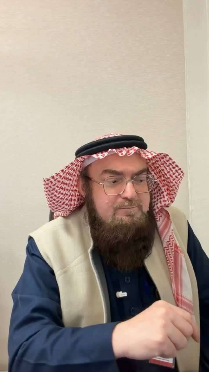 ضعف الذاكرة ليست دائماً سلبية
يكسر الدكتور المفهوم الشائع بأن ضعف الذاكرة في الكبر سلبية مطلقة، ويتحدى المستمعين بأسئلة مثيرة. هذا النهج المفاجئ والمنطق القوي يجعل الكليب مرشحاً قوياً للانتشار.