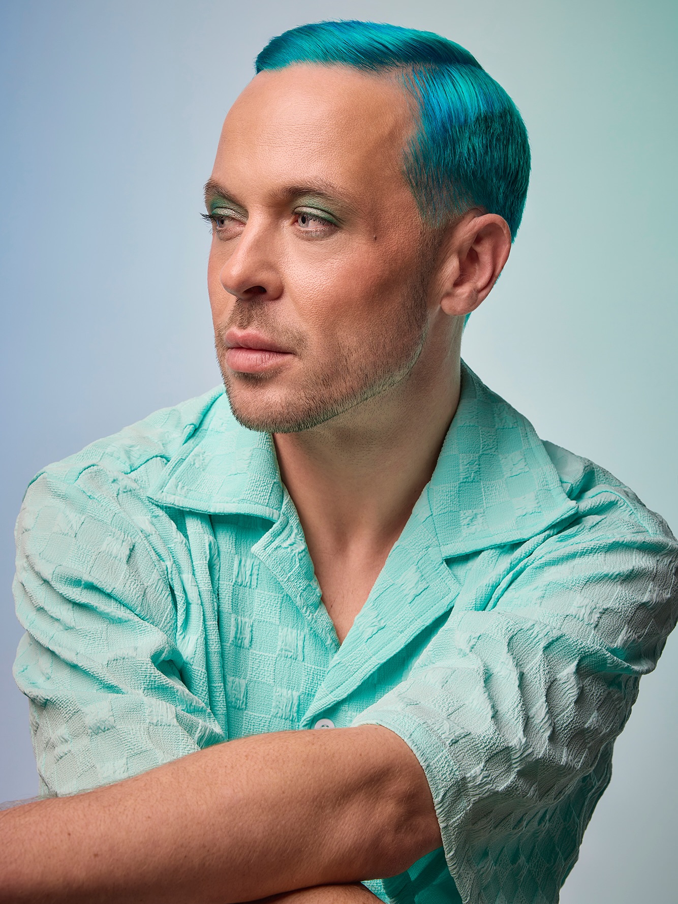 The third look from @nealandwolf ‘s fab Reboost+ vivid colour range campaign with Joseph rocking aqua greens and blues 🩵💚💙
Art Direction @jade_francesca
Hair @laura_salon_promotions @kelly_hewitt_spl
Makeup @makeupbykeirawilson
Model @josephtboylan
Lighting by @pixapro @essentialphotovideo
#vividcolours #hairphotography #hairphotoshoot #brandphotographer #yorkshirephotographer #lancashirephotographer #campaignphotography #nealandwolf