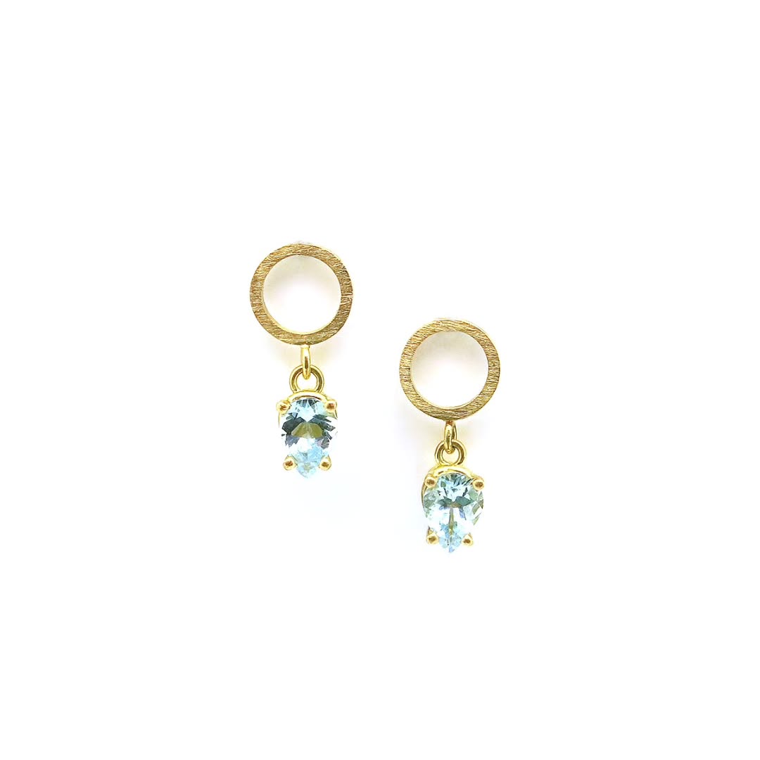 De geboortesteen van maart is aquamarijn —
een edelsteen die de rust van de zee in zich draagt.
Met haar zachte blauwtinten doet ze denken aan helder water, zonlicht op golven en eindeloze horizonten. Een kleur die ademt. Die kalmeert. Die ruimte geeft.
Aquamarijn is er voor vrouwen die zich aangetrokken voelen tot zachtheid in plaats van schreeuwende glans. Voor wie schoonheid zit in subtiliteit. In licht. In sereniteit.
Het is een steen om bij weg te dromen — aan warme stranden, zilte zeelucht en het geluid van golven die langzaam het zand raken.
Een juweel met aquamarijn draag je niet alleen om hoe het eruitziet, maar om hoe het voelt: licht, vrouwelijk en vol rust.
#aquamarijn
#goudsmid
#juweelontwerp
#handmade
# antwerpgold