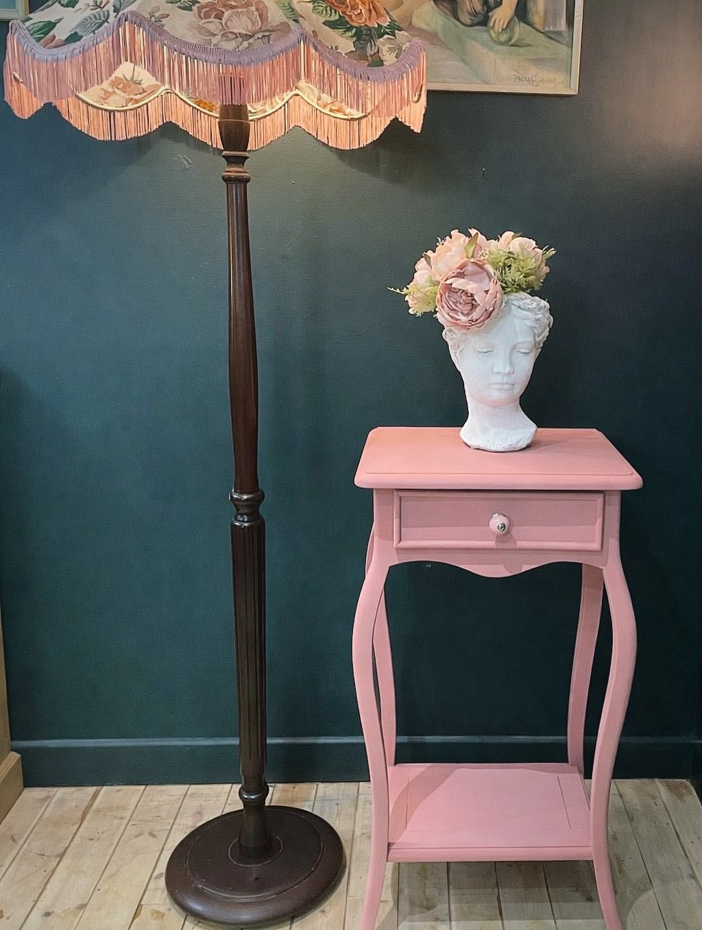 -ALL SOLD-
Perfect in pink this gorgeous little side table 💕 It also features a small drawer and has lovely bowed legs. Ideal as a bedside table or as a side table where you just need a pop of pink!
Complemented by a beautiful standard lamp with floral shade and mahogany base. Lovely pink fringing to shade and extra long flex and on/off clicker to base. This pair work well together to create a fun vintage look.
Pink side table £55
Floral standard lamp £75
Stone head planter £25
It’s the weekend so enjoy whatever comes your way! 😁
#sidetable #pink #floral #standardlamp #vintagevibes